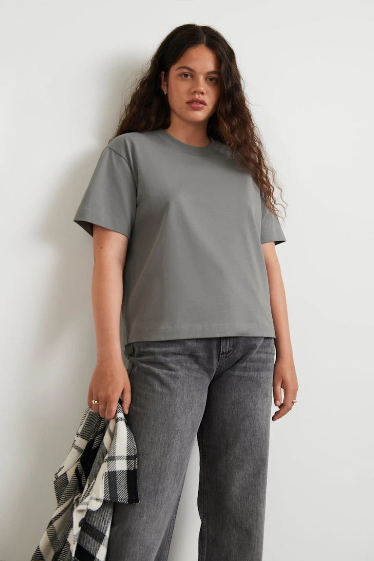 104698908
