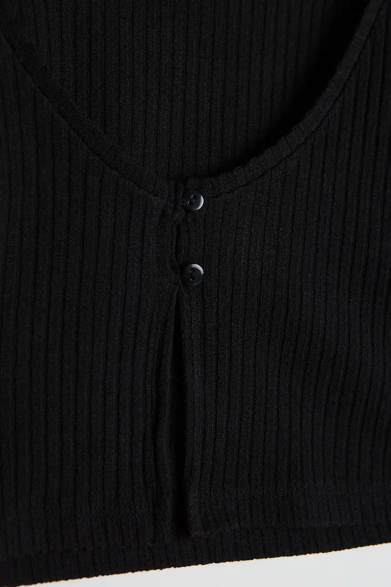 118579000