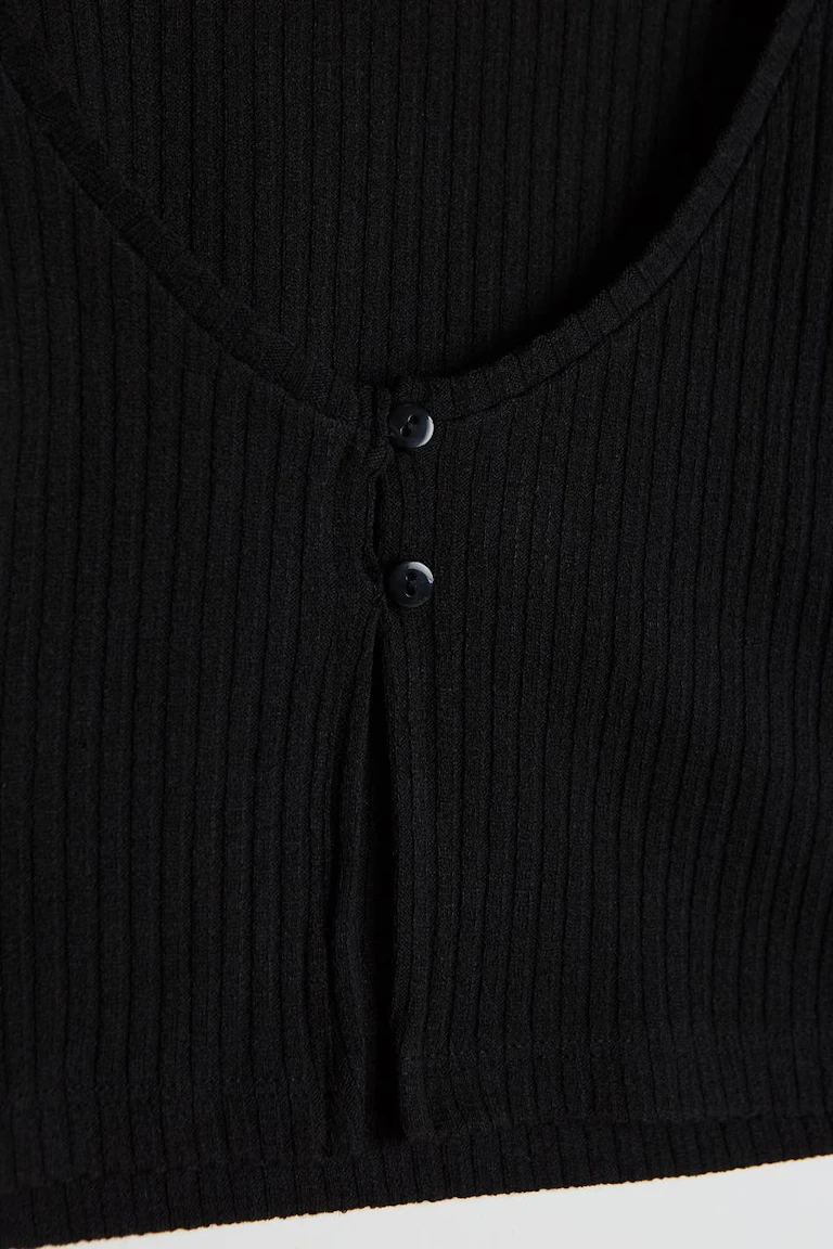 118579000