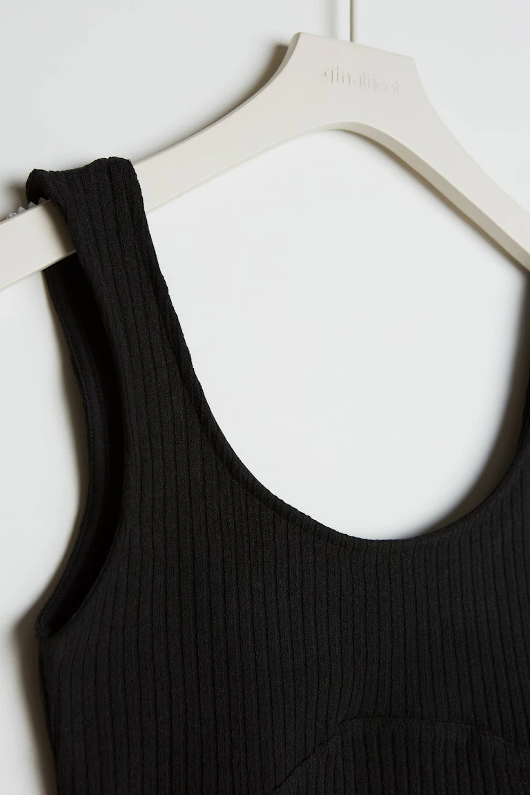 118589000