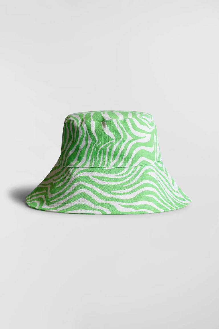133656000