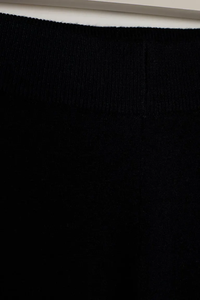 136719000