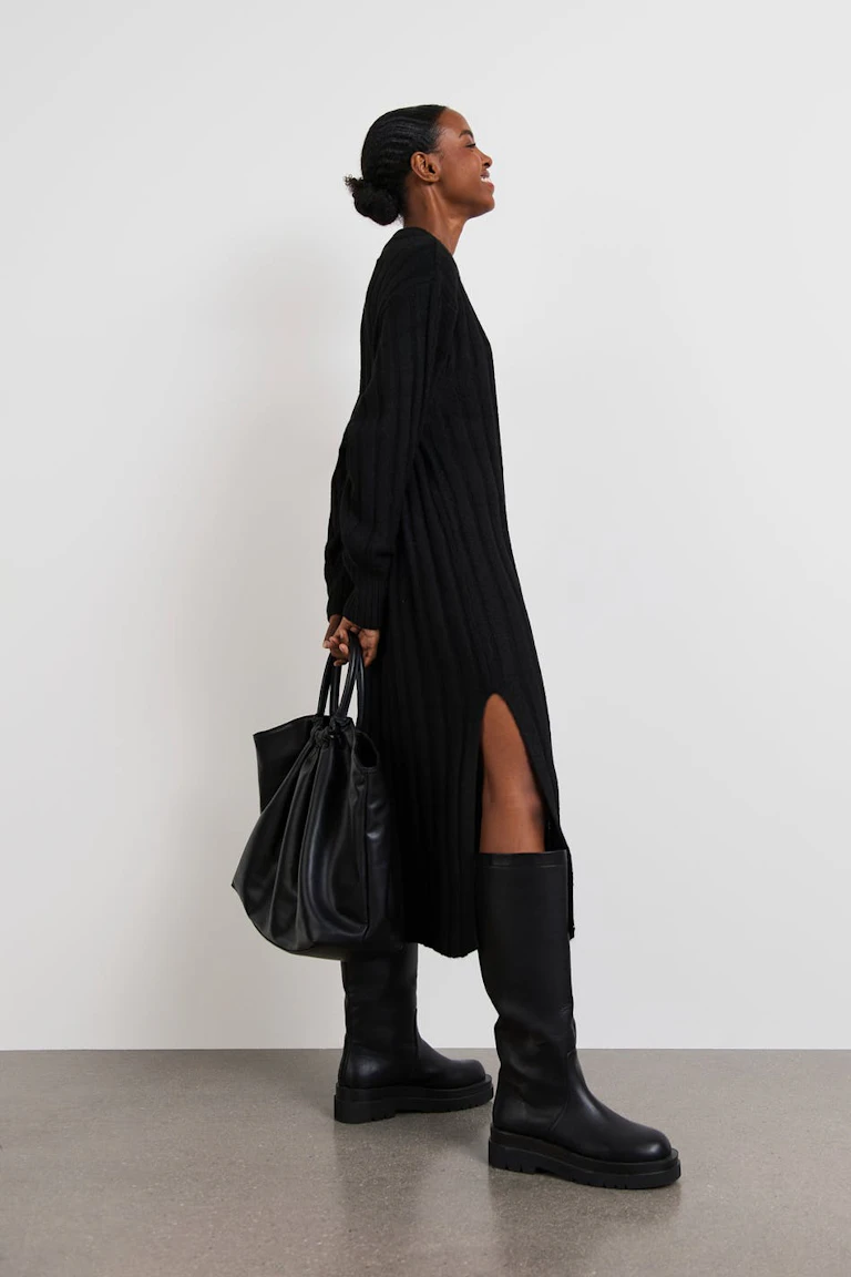 137639000