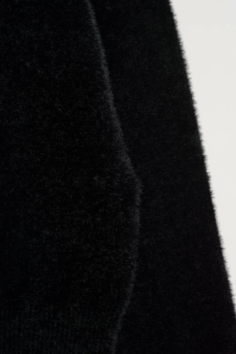 138159000