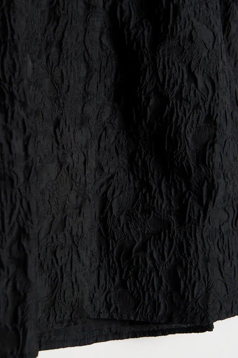 160869000