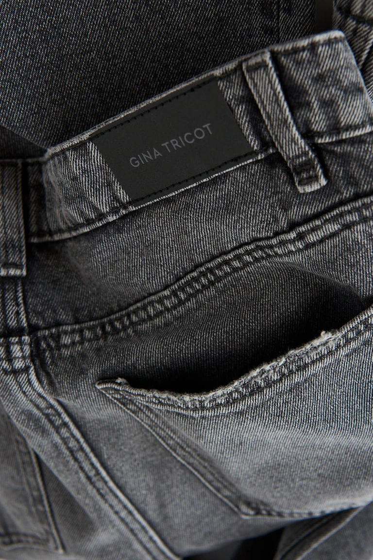 181678000