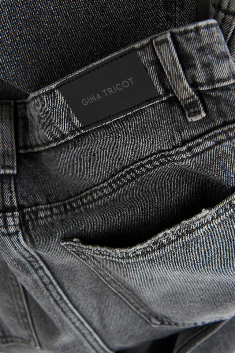 181678000