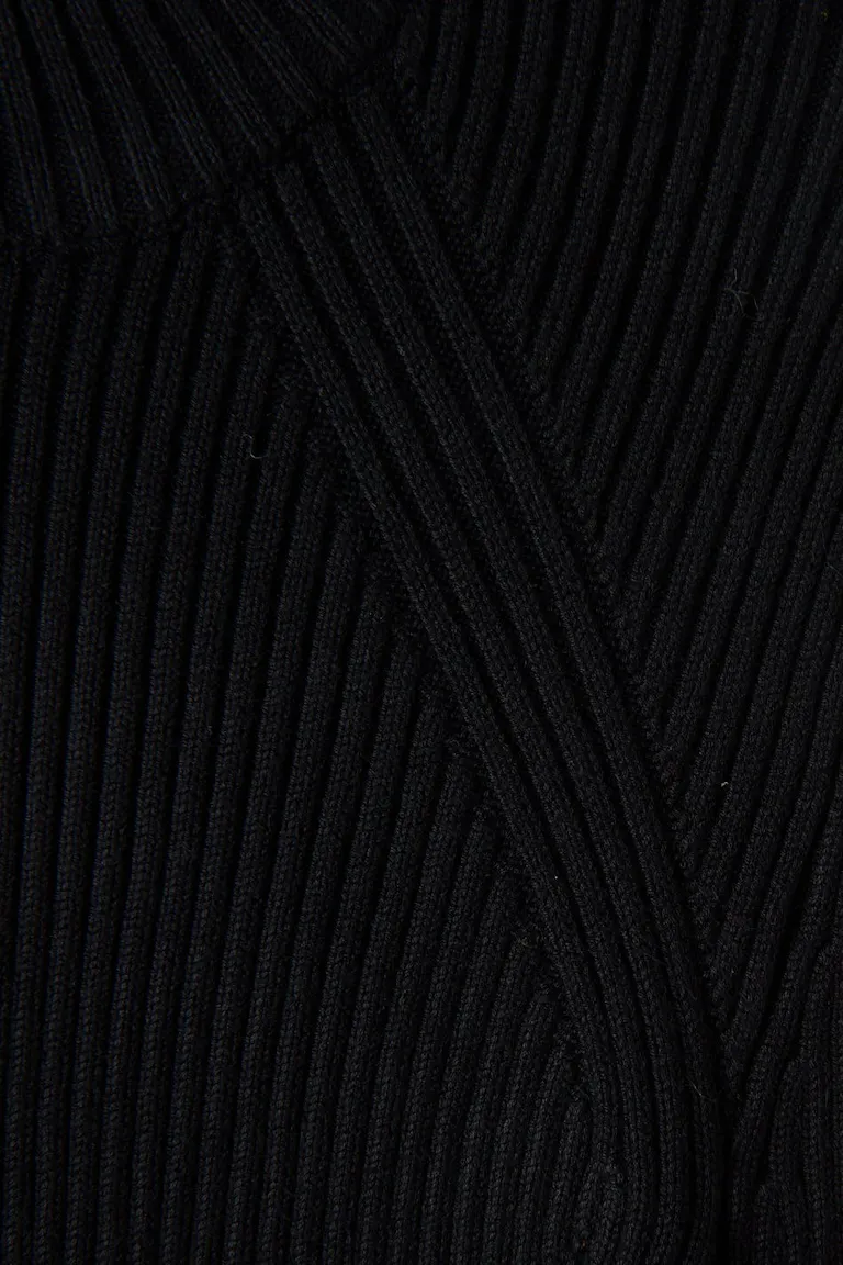 182079000