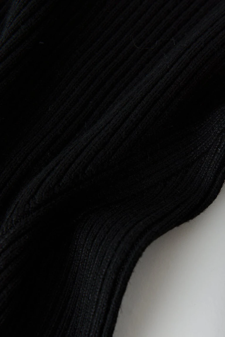 182079000