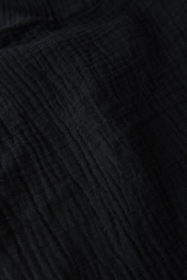 183579000