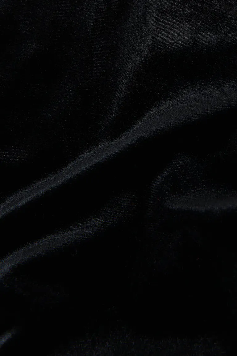 185729000