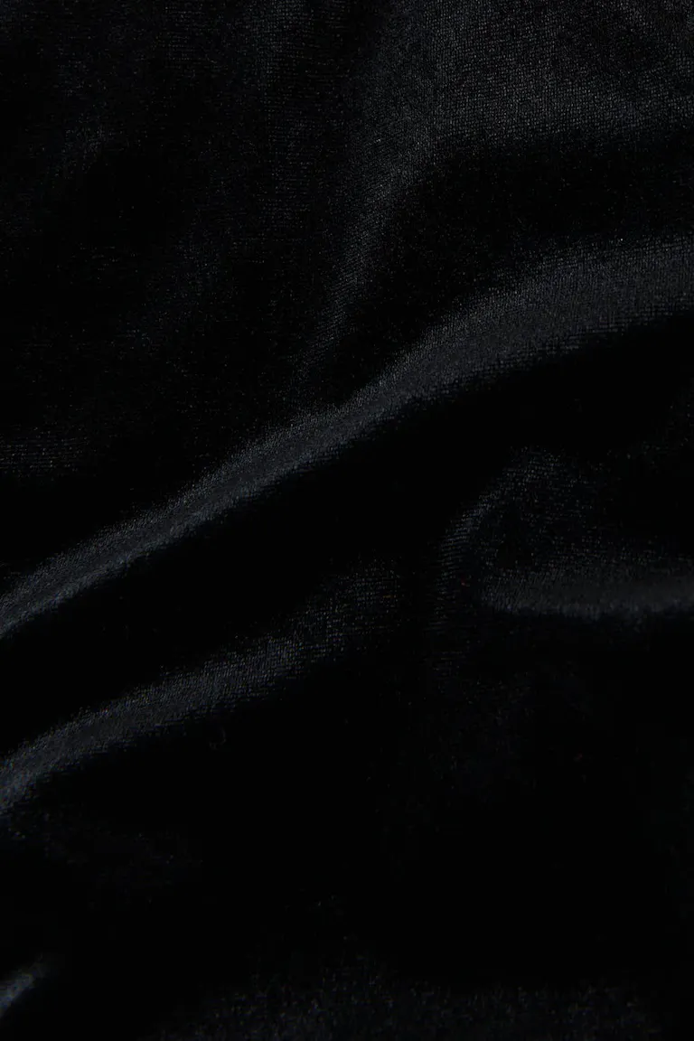 185729000