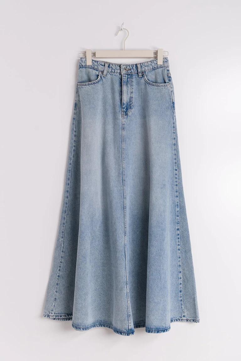 223625000