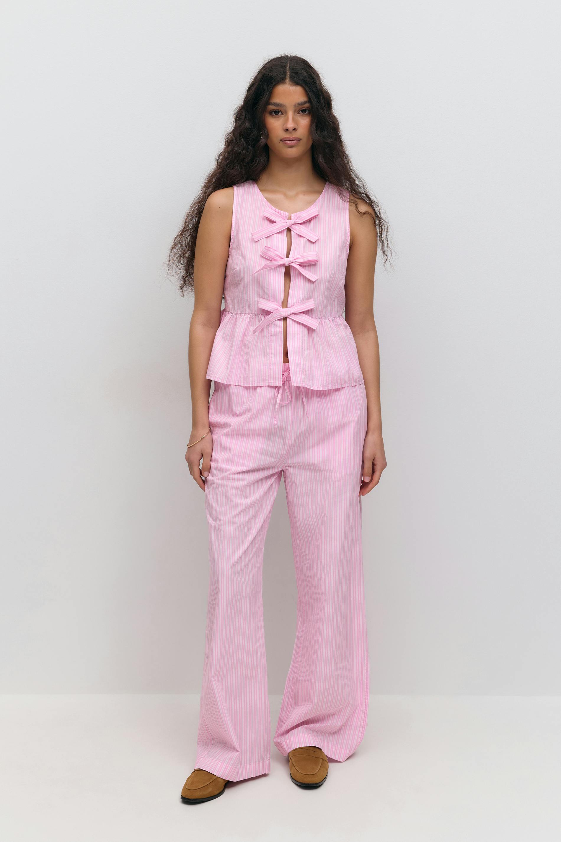 Läs mer om Gina Tricot - Cotton poplin trousers - randiga byxor - Rosa - L - Dam