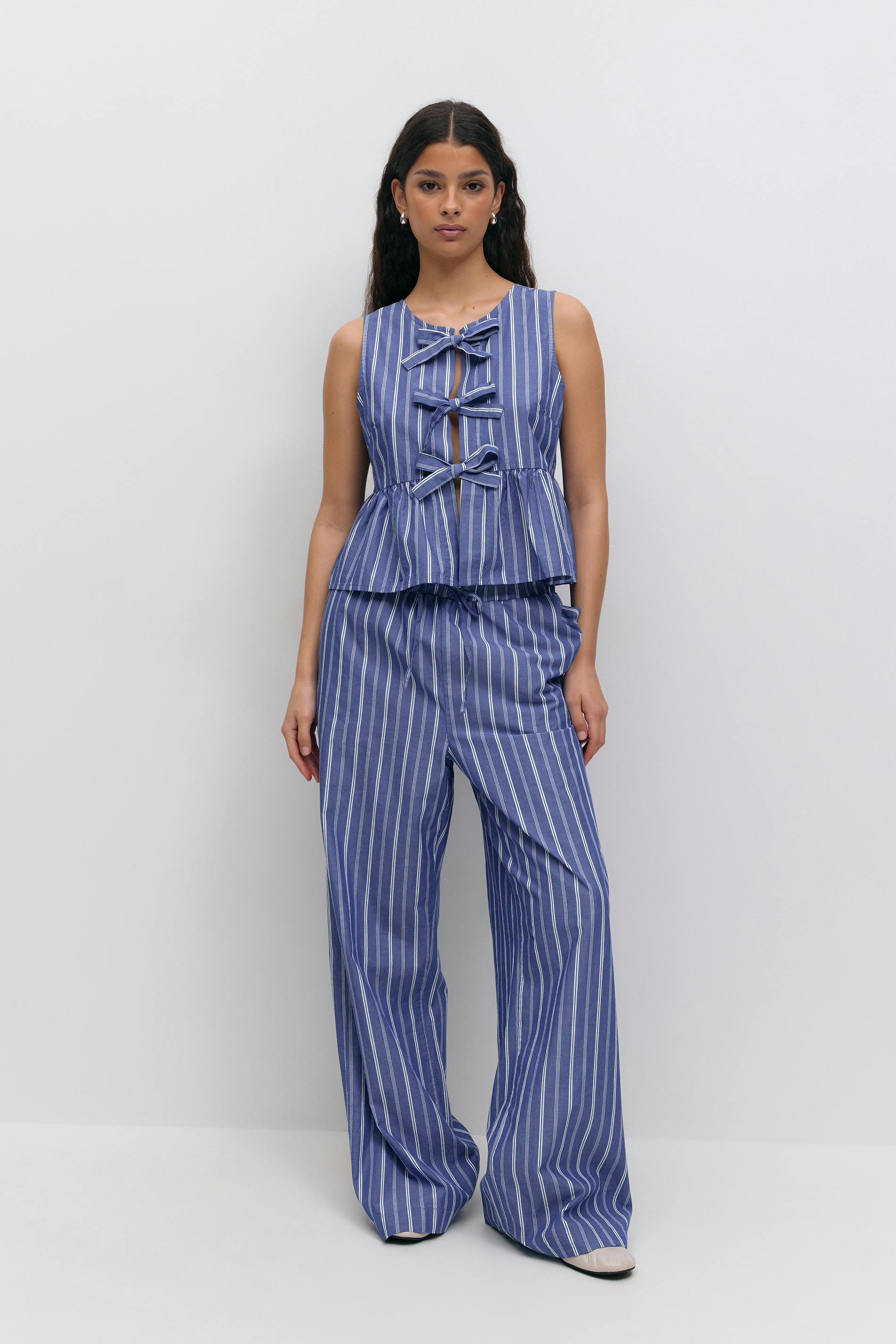Läs mer om Gina Tricot - Cotton poplin trousers - randiga byxor - Blå - L - Dam