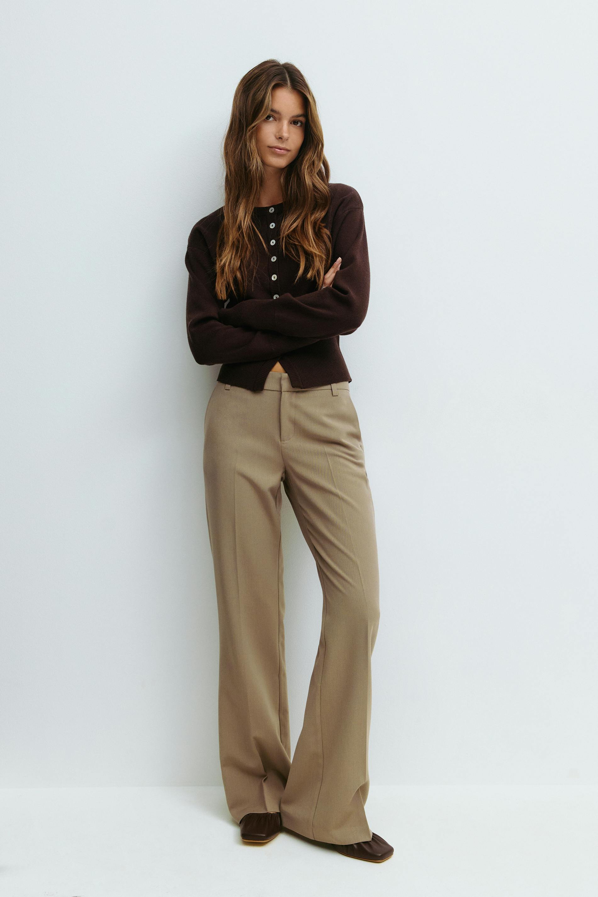 Gina Tricot - Relaxed bootcut trousers - utsvingte dressbukser - Beige - 34 - Dame