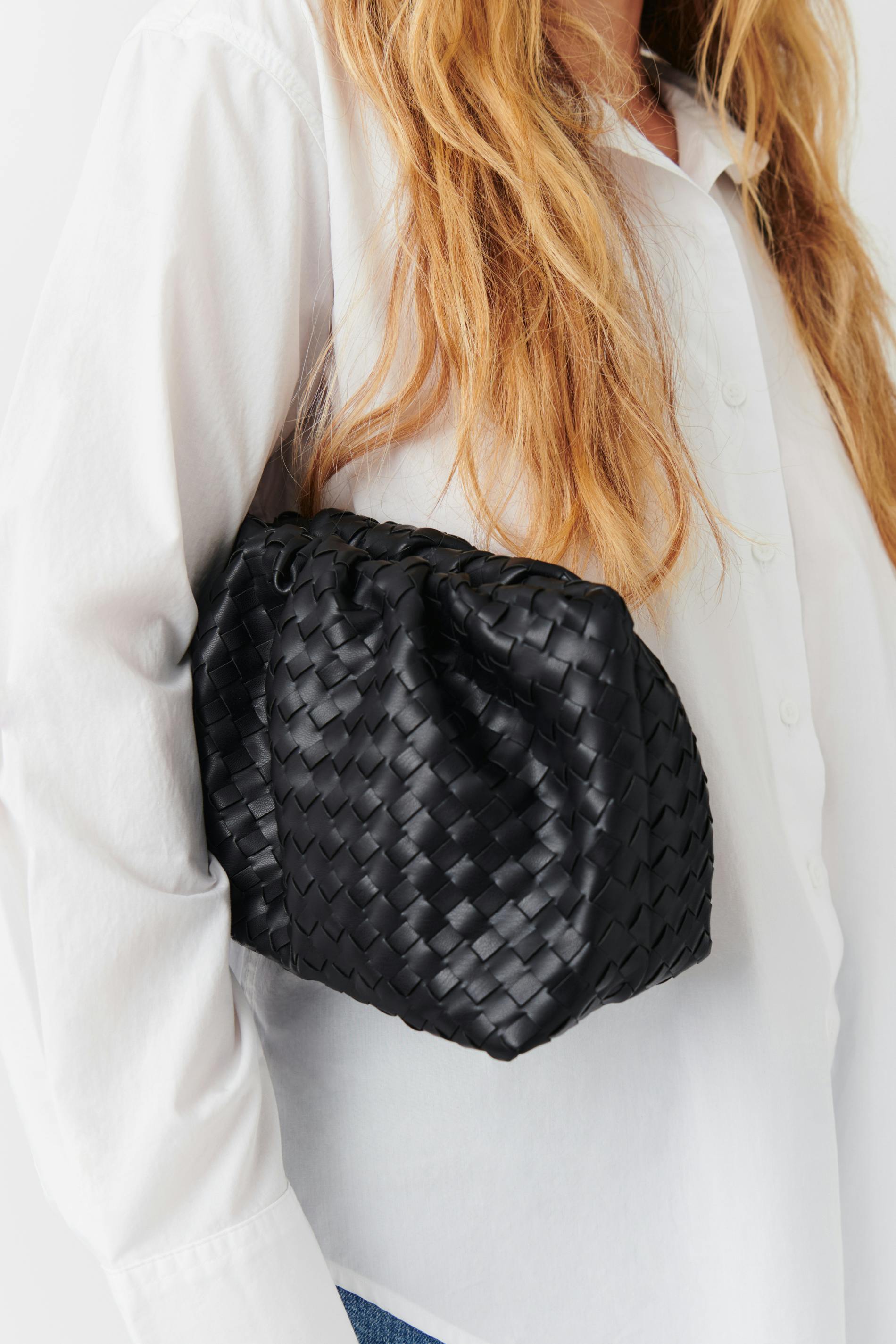 Läs mer om Braided clutch bag