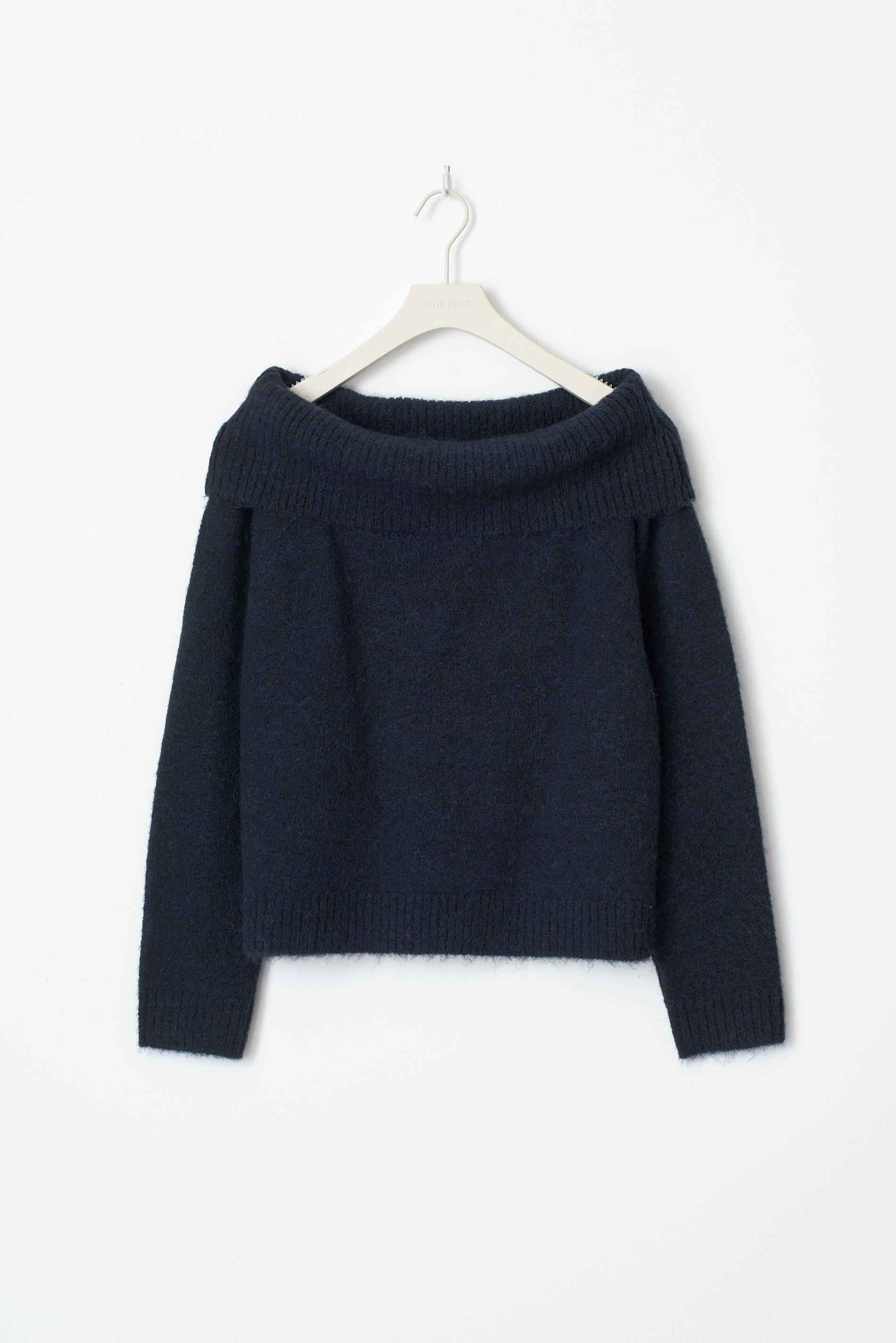 Läs mer om Y kn off shoulder sweater