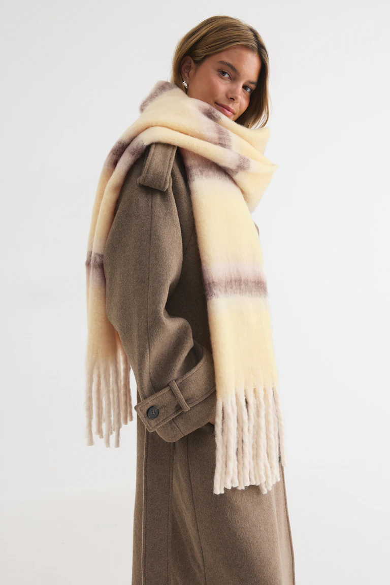 ID 335807, StyleColorSupplier 16355: Brauner Wollmantel, kombiniert mit einem creme- und mauvefarbenen gestreiften Schal.