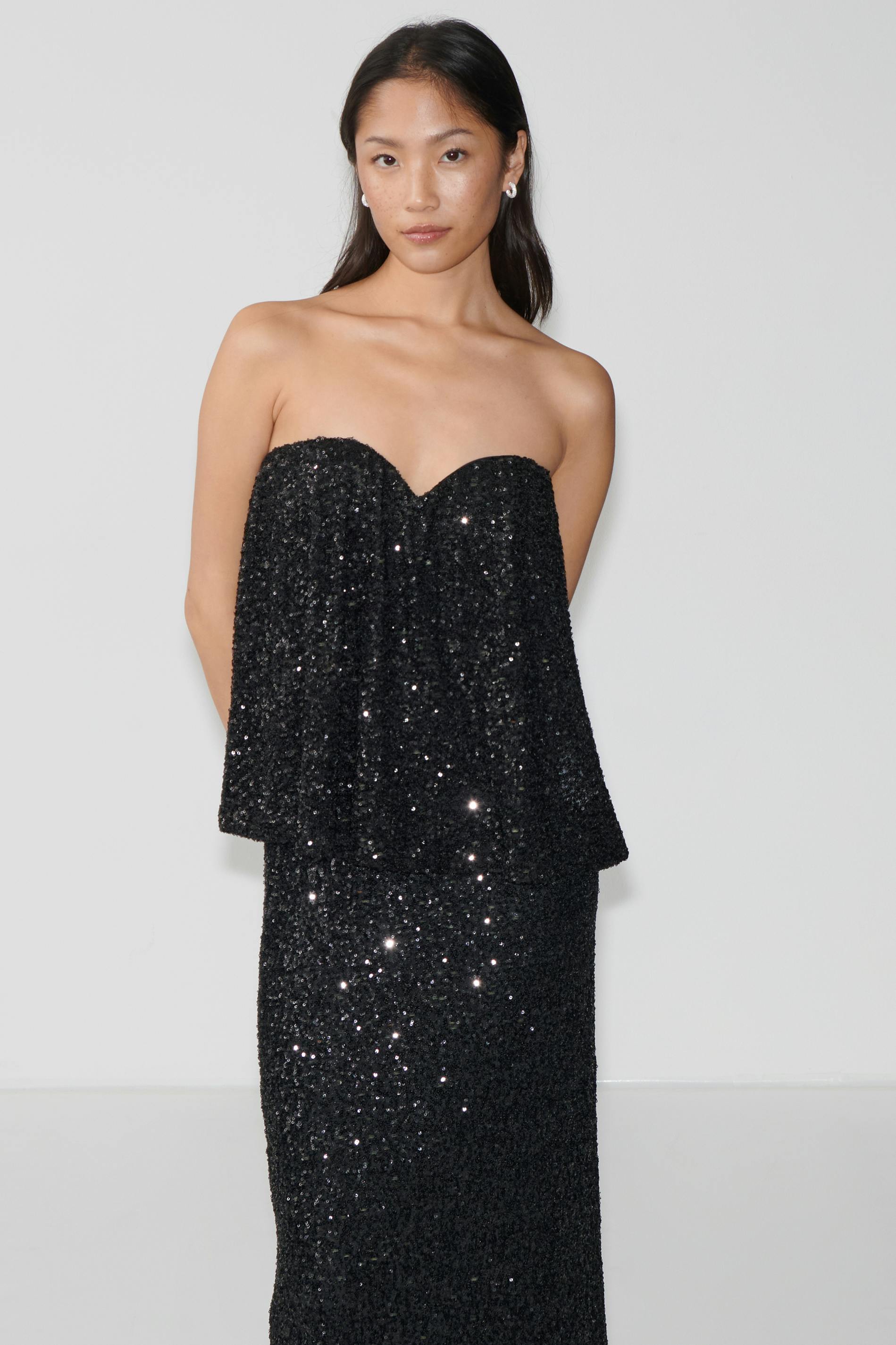 Läs mer om Strapless sequin top