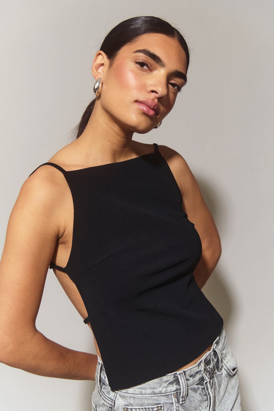 トップス BEEDEN PRINT BACK OPEN CAMISOLE GLAY Open back top - Schwarz - Dame - Gina Tricot