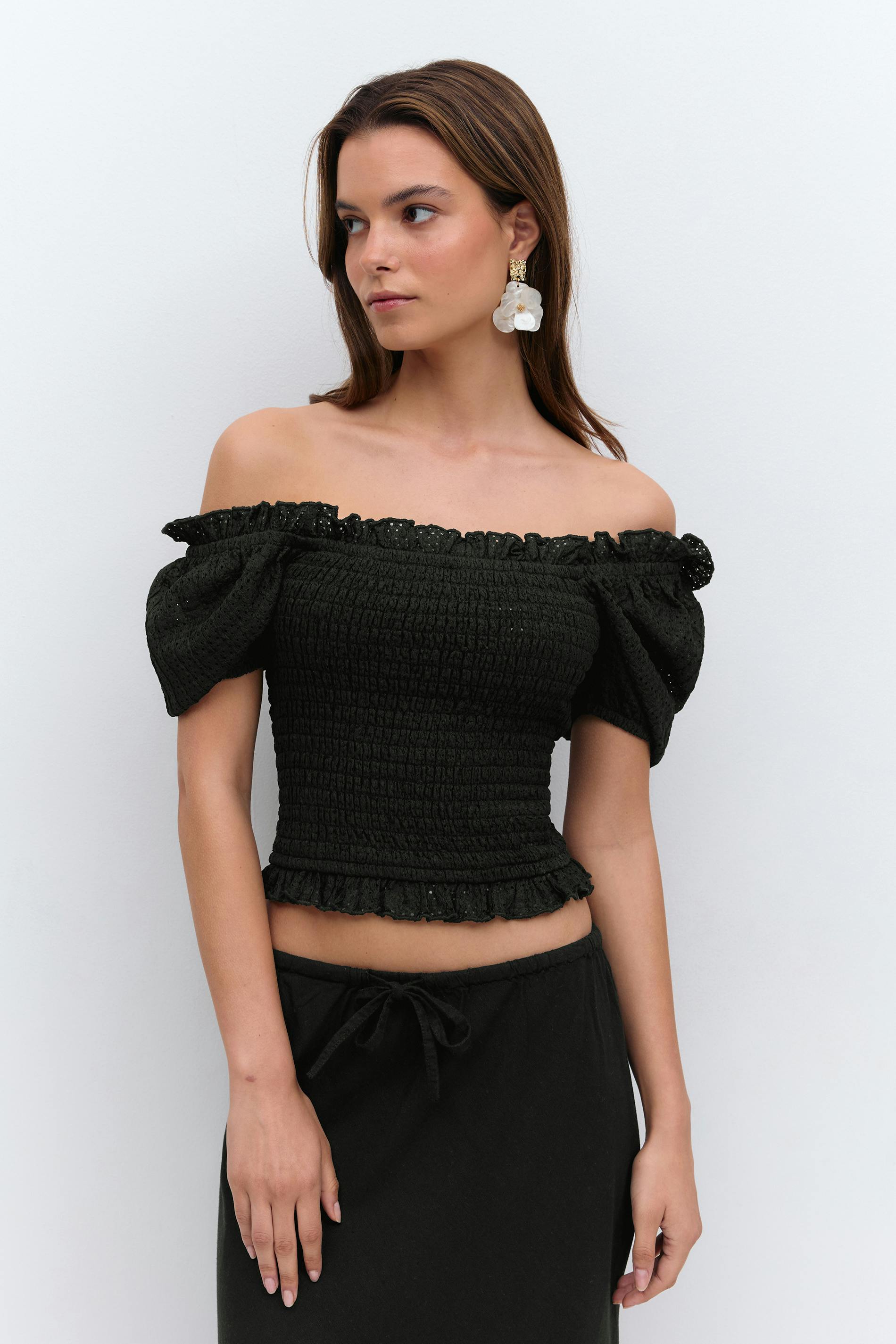 Läs mer om Gina Tricot - Puff sleeve frill top - blusar med puffärm - Svart - L - Dam