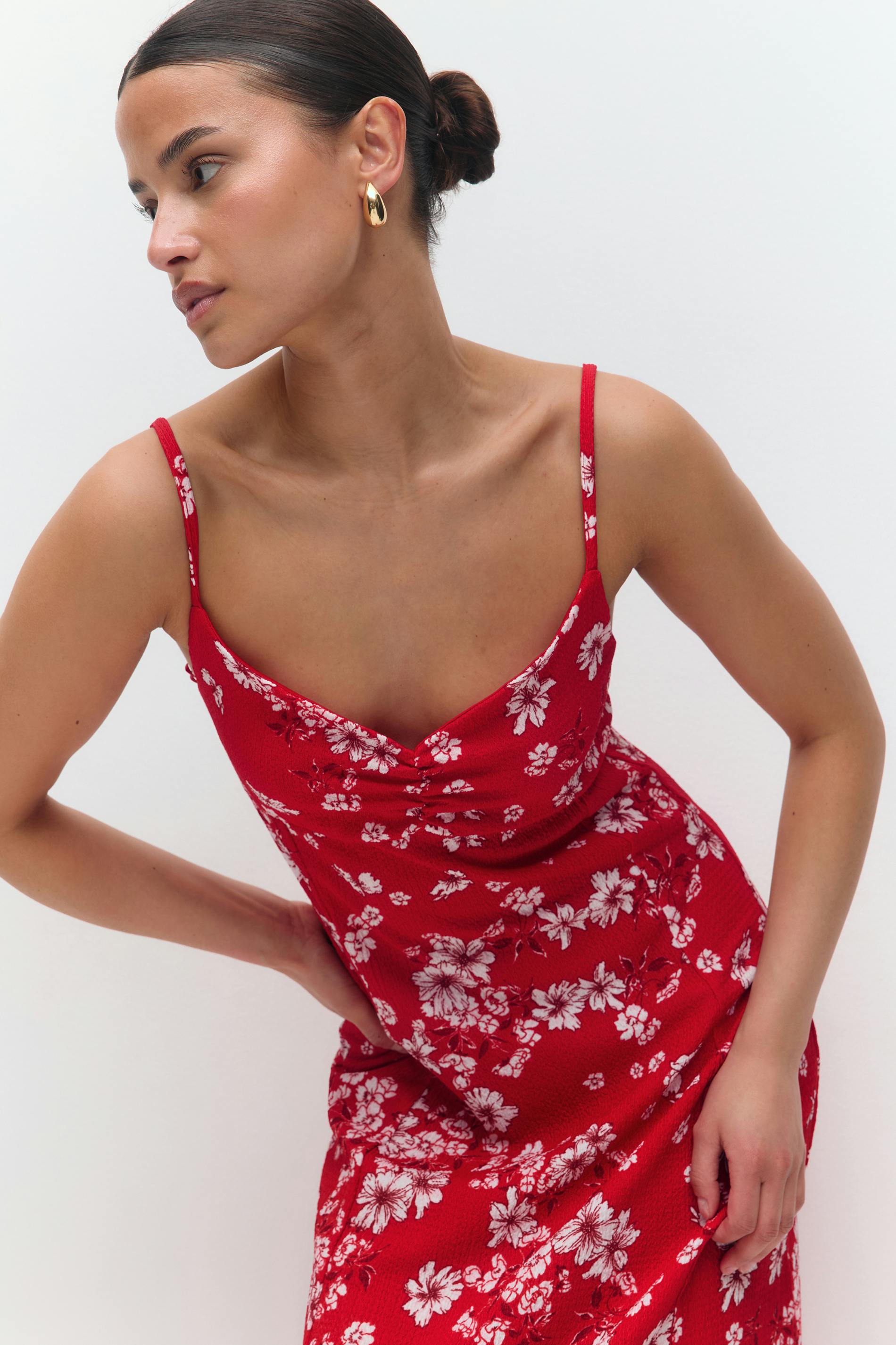 Läs mer om Gina Tricot - Textured midi dess - blommiga klänningar - Röd - S - Dam