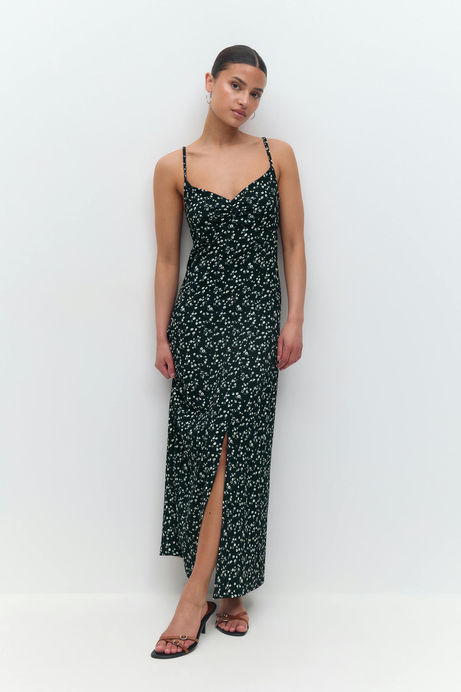 Läs mer om Gina Tricot - Textured midi dess - blommiga klänningar - Blå - XXS - Dam