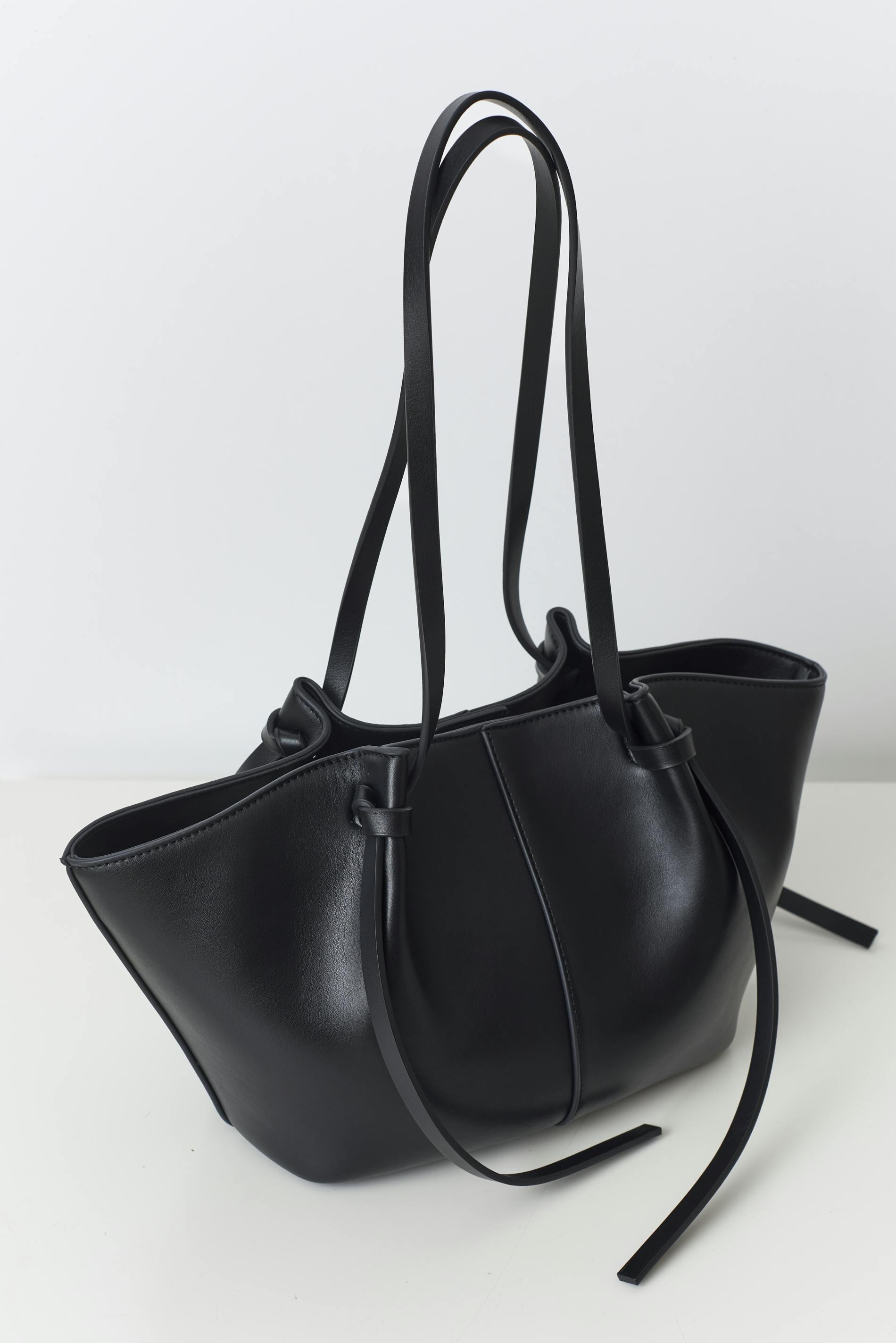 Midi long strap bag - Schwarz - Dame - Gina Tricot