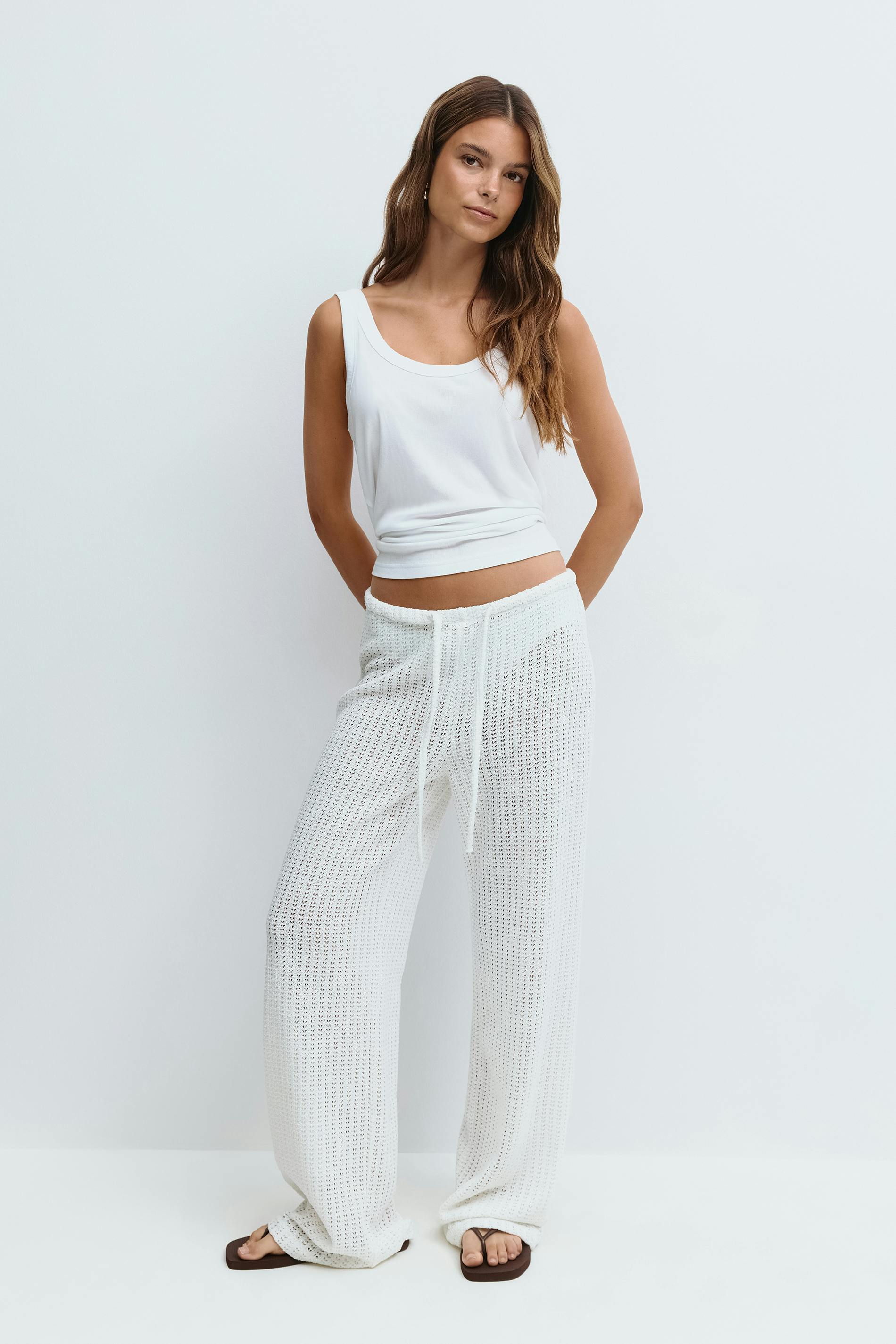 Läs mer om Gina Tricot - Crochet trousers - Vida byxor - Vit - L - Dam