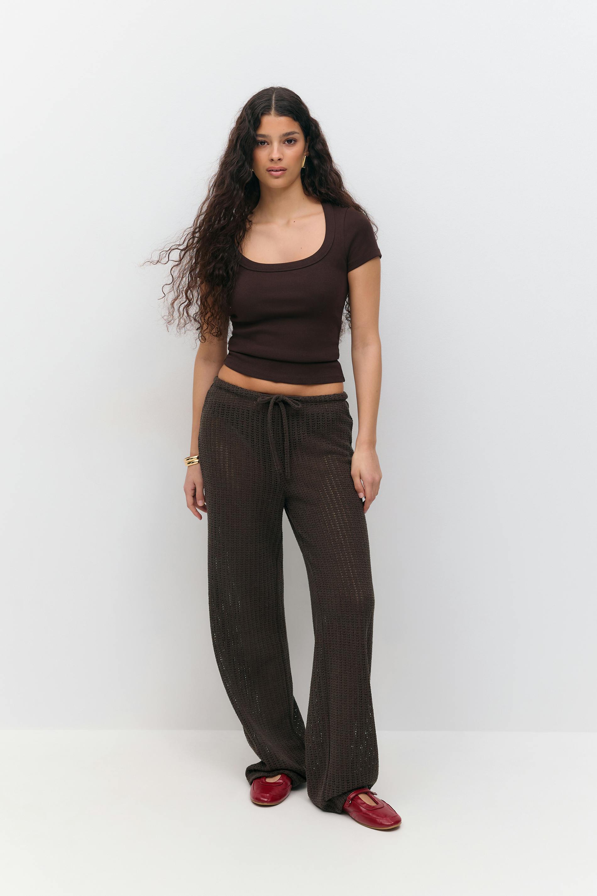 Läs mer om Gina Tricot - Crochet trousers - Vida byxor - Brun - L - Dam