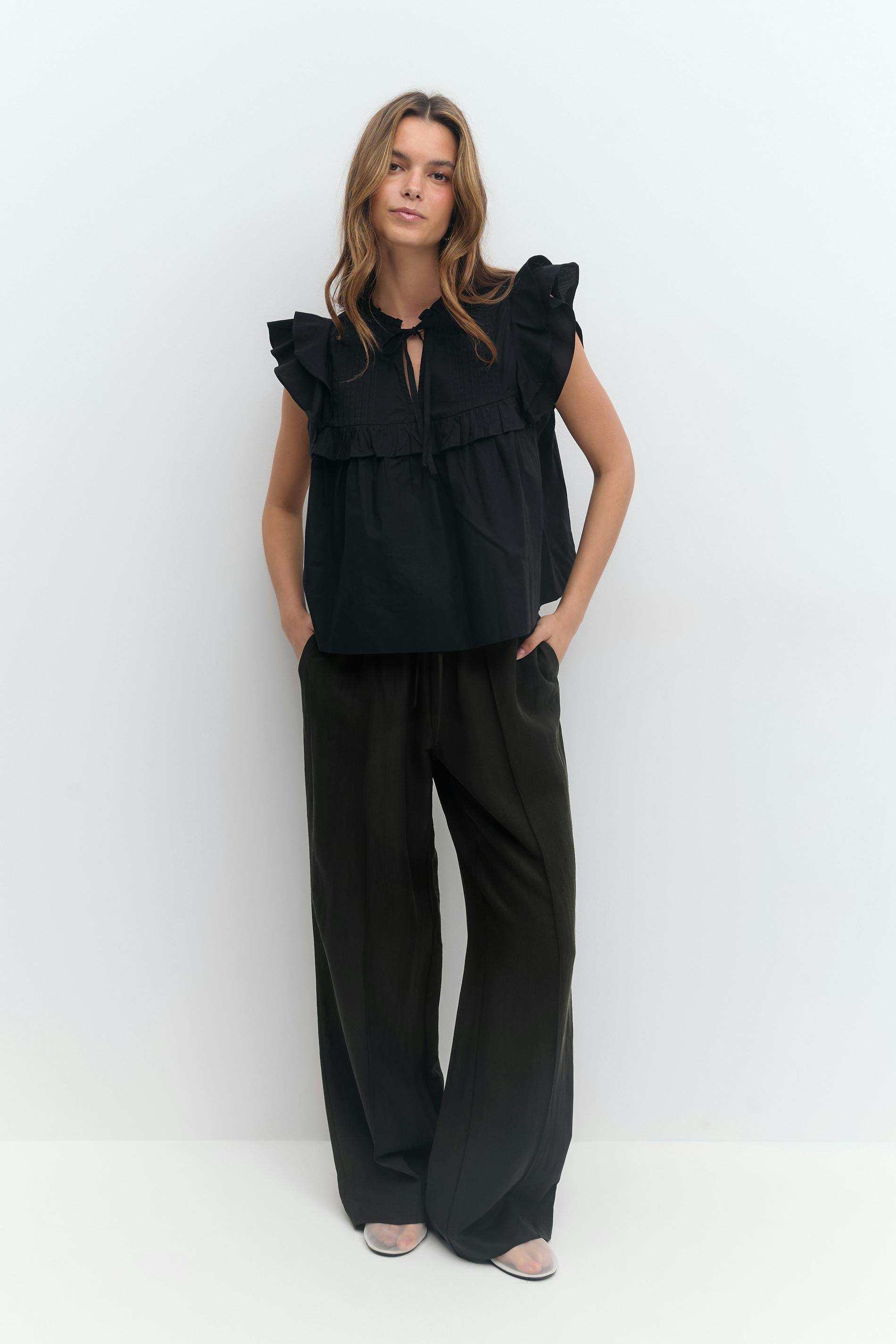 Läs mer om Gina Tricot - Relaxed wide trousers - Vida byxor - Svart - XS - Dam