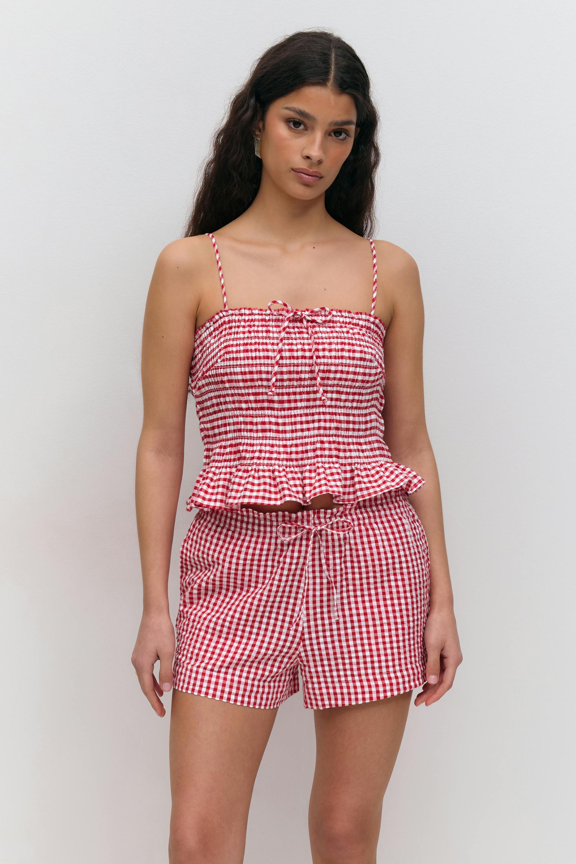 Läs mer om Gina Tricot - seersucker gingham shorts - shorts - Röd - M - Dam
