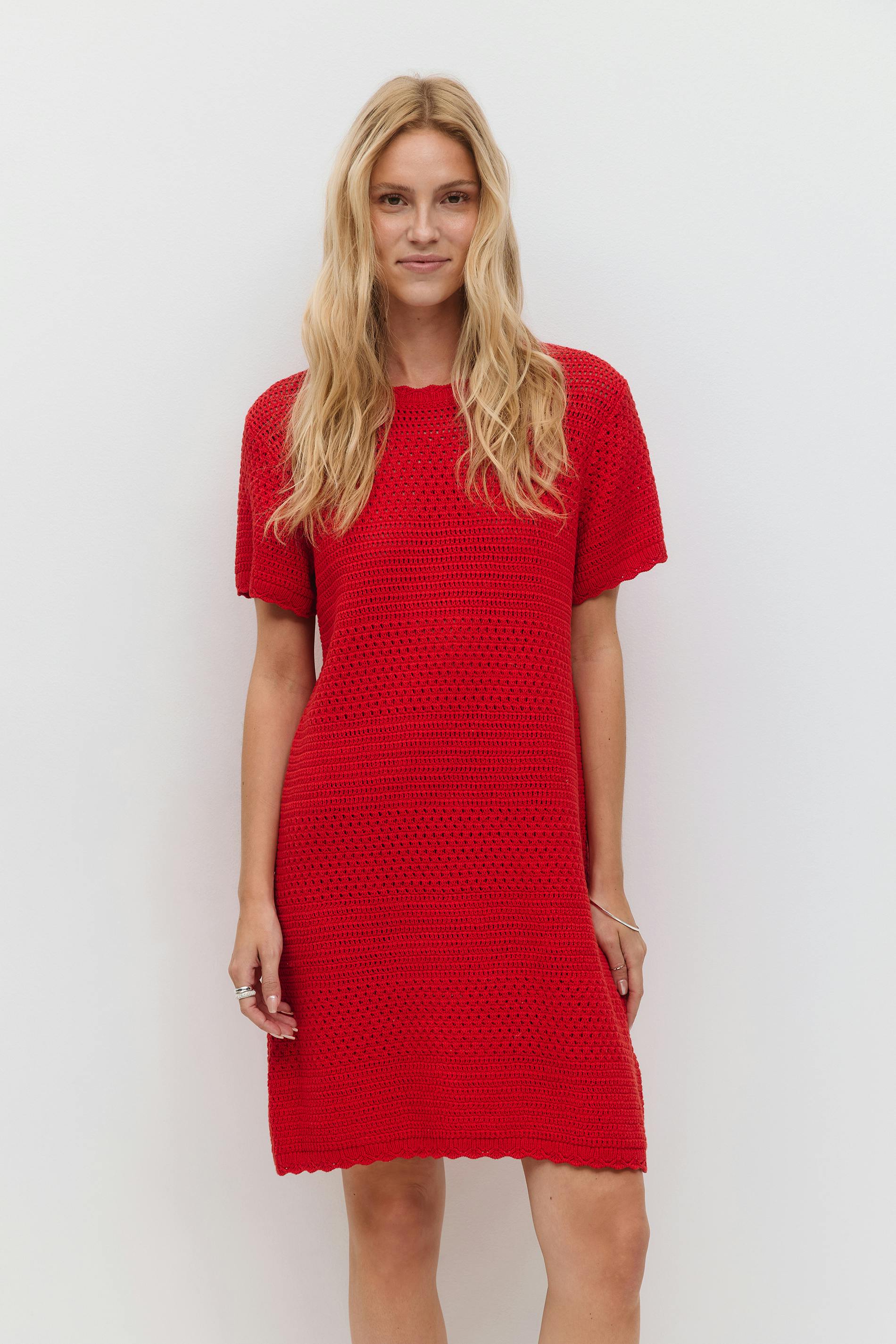 Gina Tricot - Knitted crochet t-shirt dress - virkatut mekot - Punainen - S - Naiset