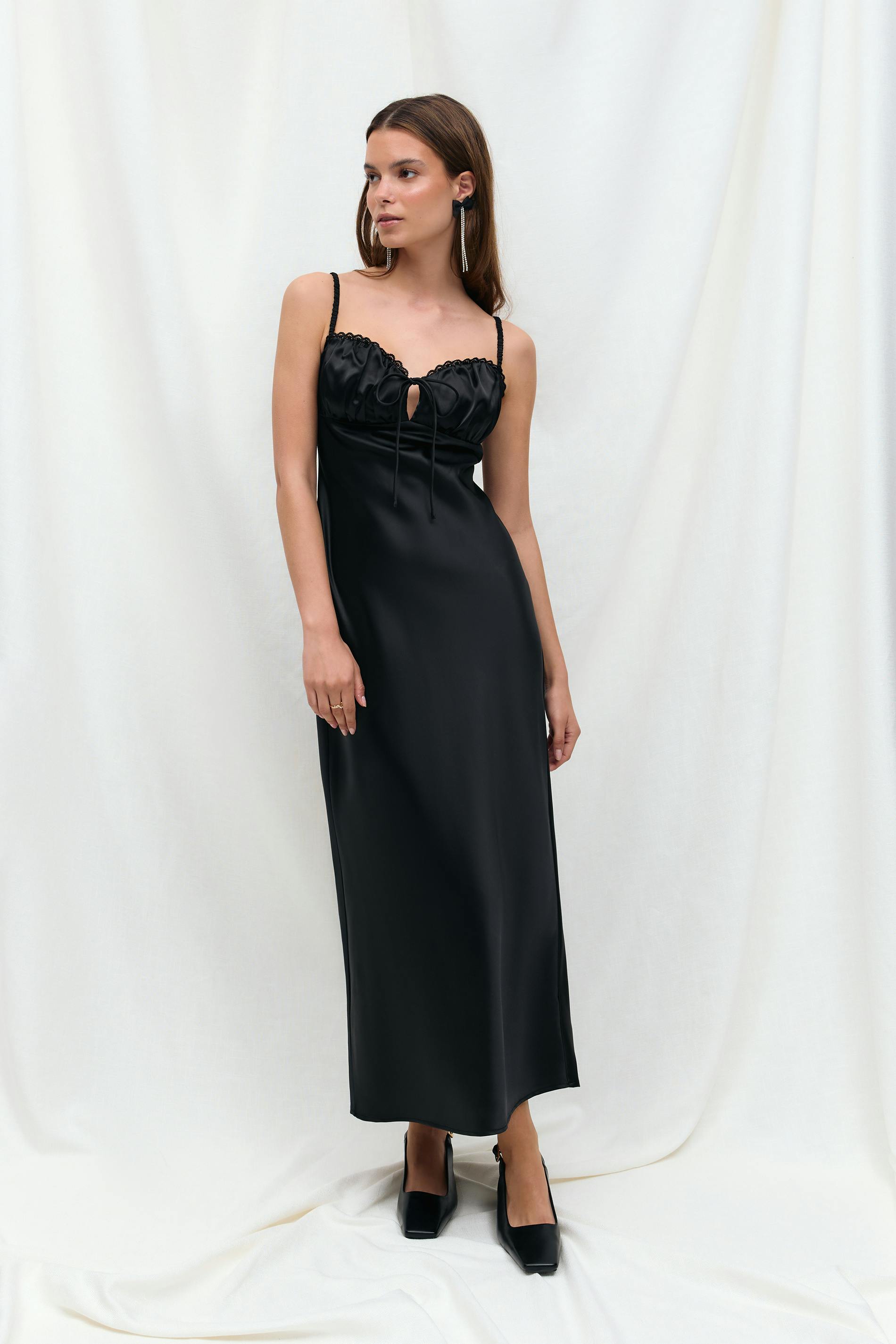 Läs mer om Gina Tricot - Midi dress - satinklänningar - Svart - 34 - Dam