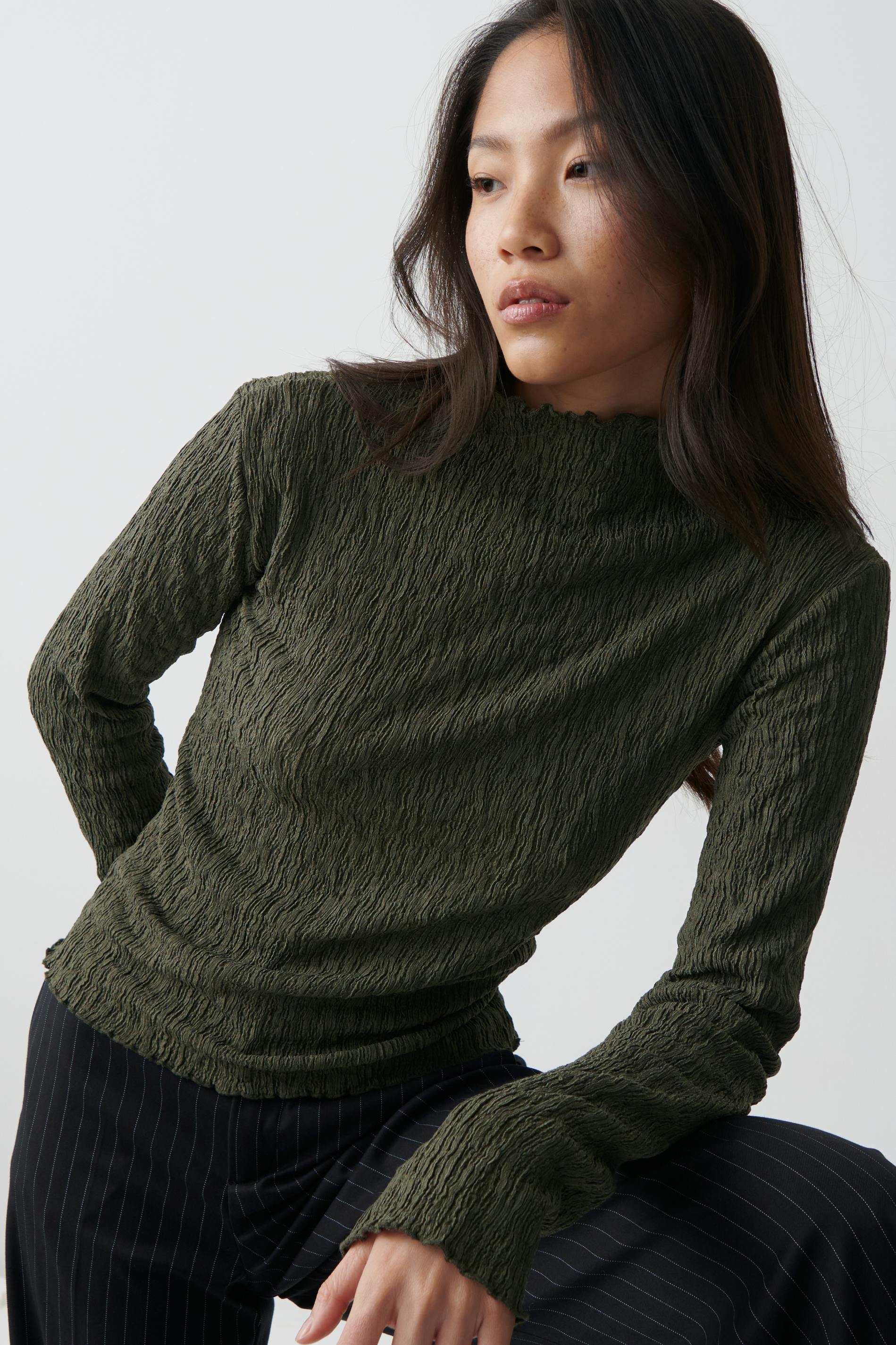 Läs mer om Textured funnel neck top