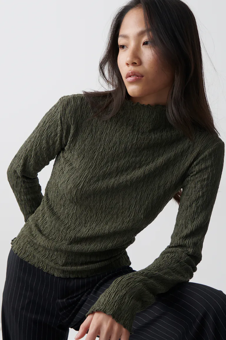 251756994