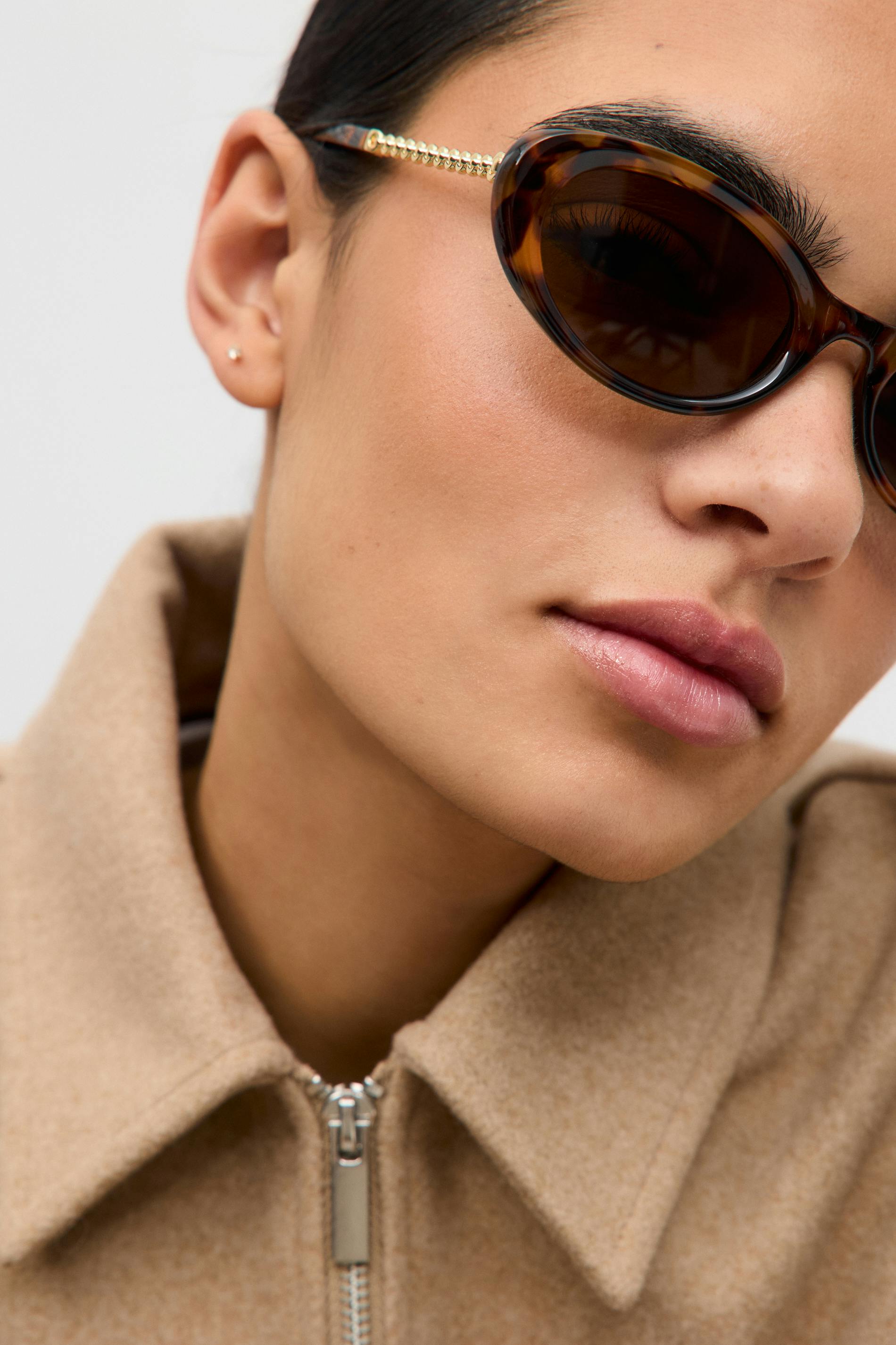 Läs mer om Gina Tricot - Chain detail sunglasses - solglasögon - Beige - ONESIZE - Dam