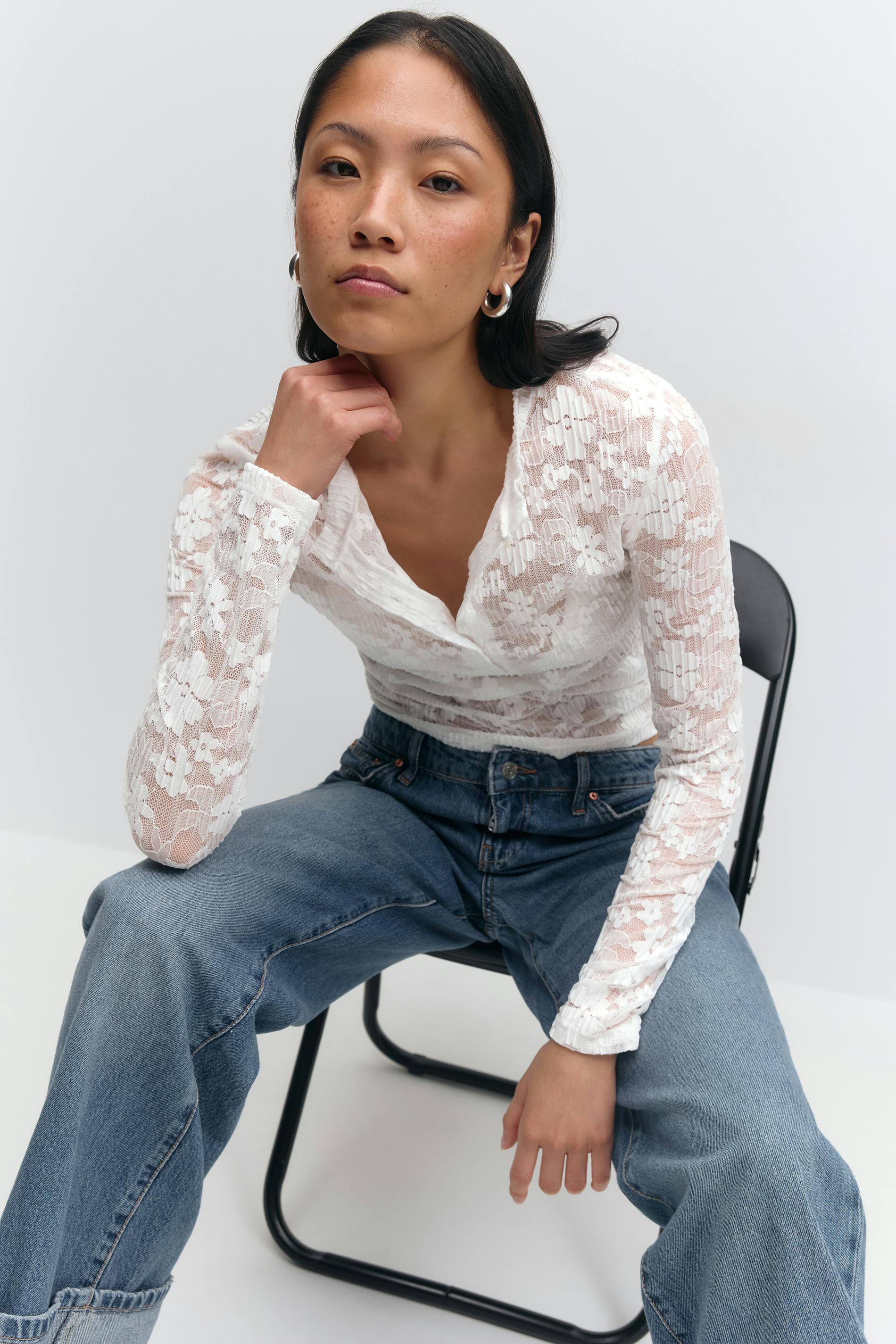 Läs mer om Gina Tricot - Pleated lace top - spetstoppar - Vit - L - Dam