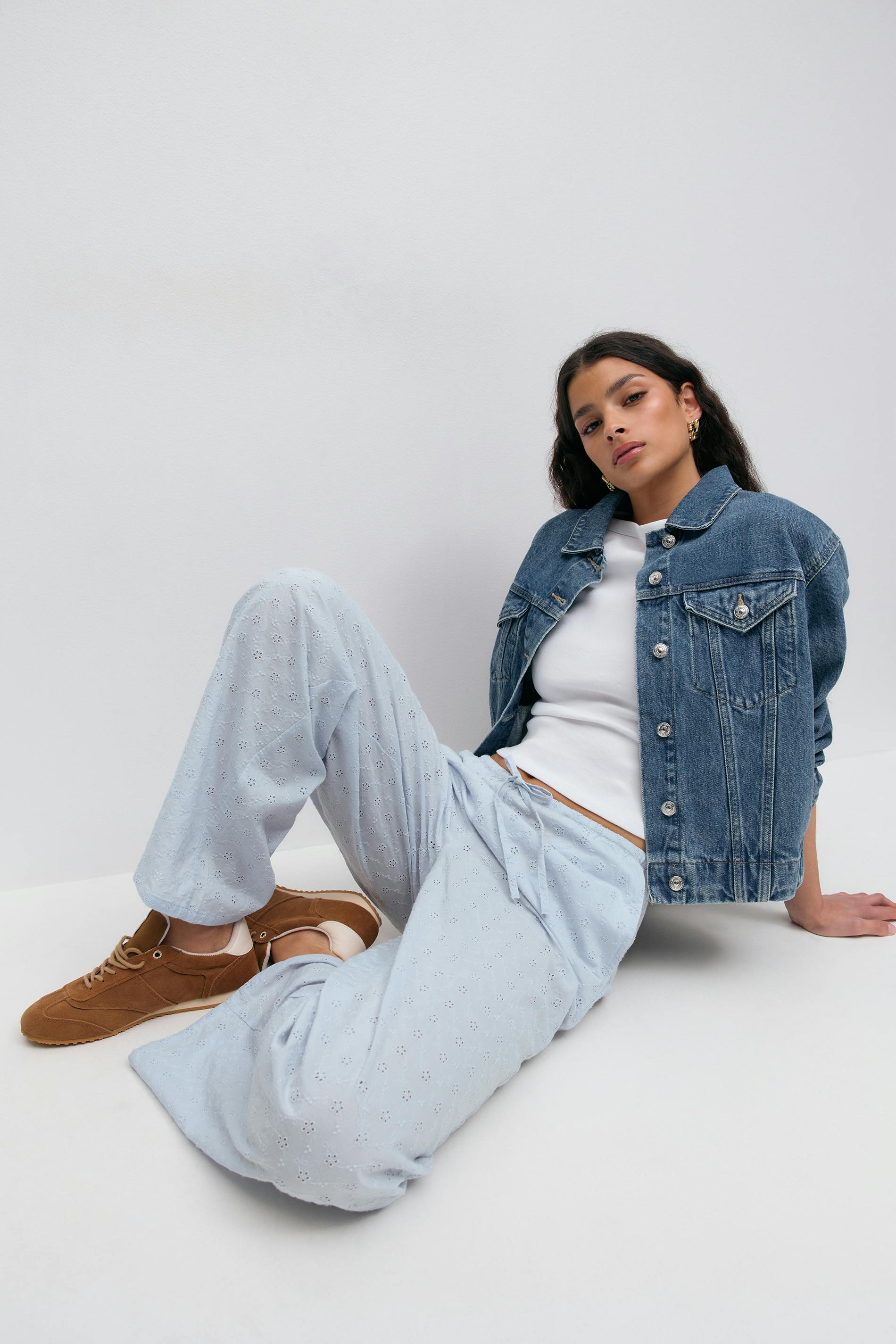 Läs mer om Gina Tricot - Broderie anglaise trousers - raka byxor - Blå - L - Dam