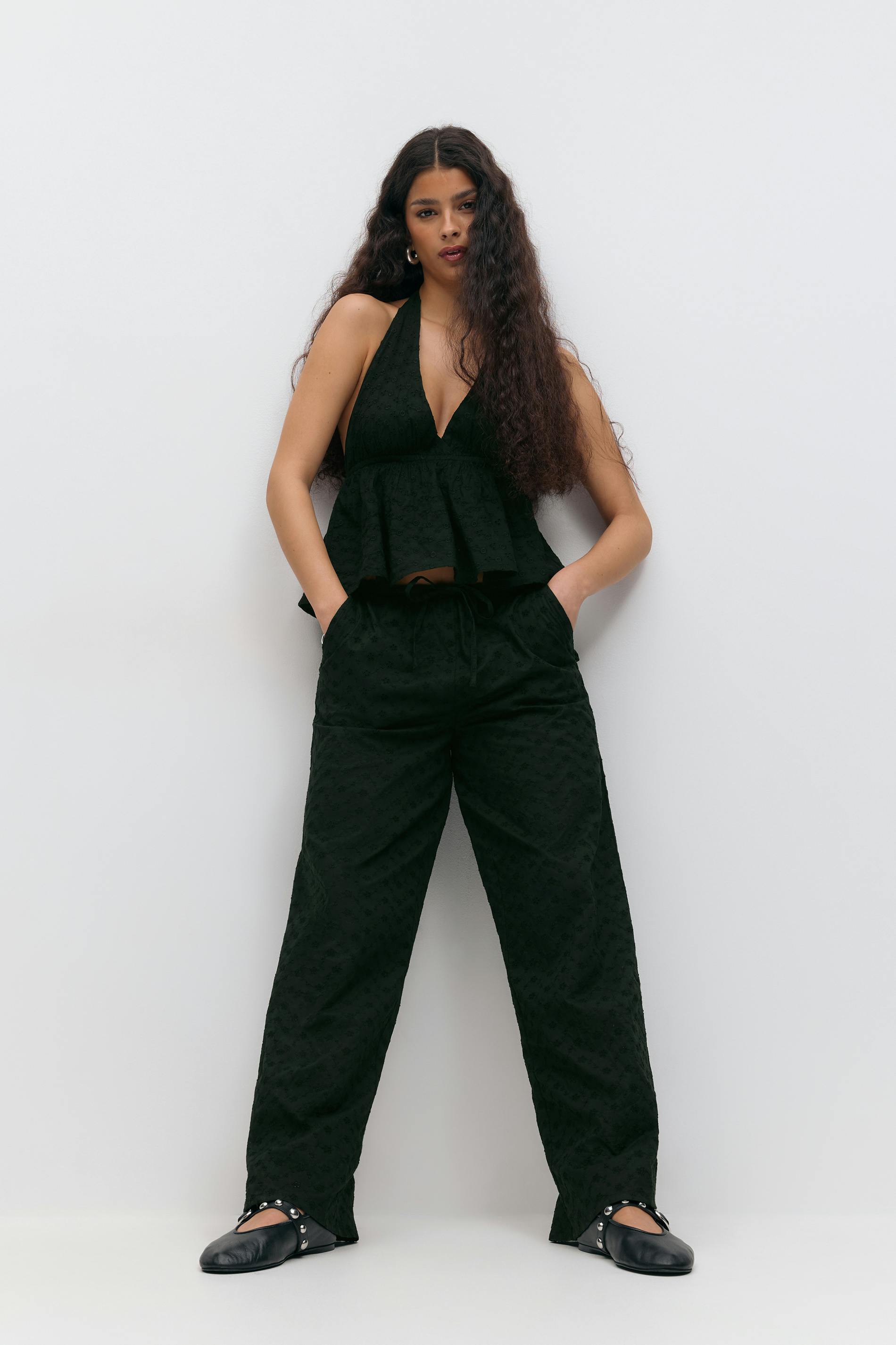 Läs mer om Gina Tricot - Broderie anglaise trousers - raka byxor - Svart - L - Dam