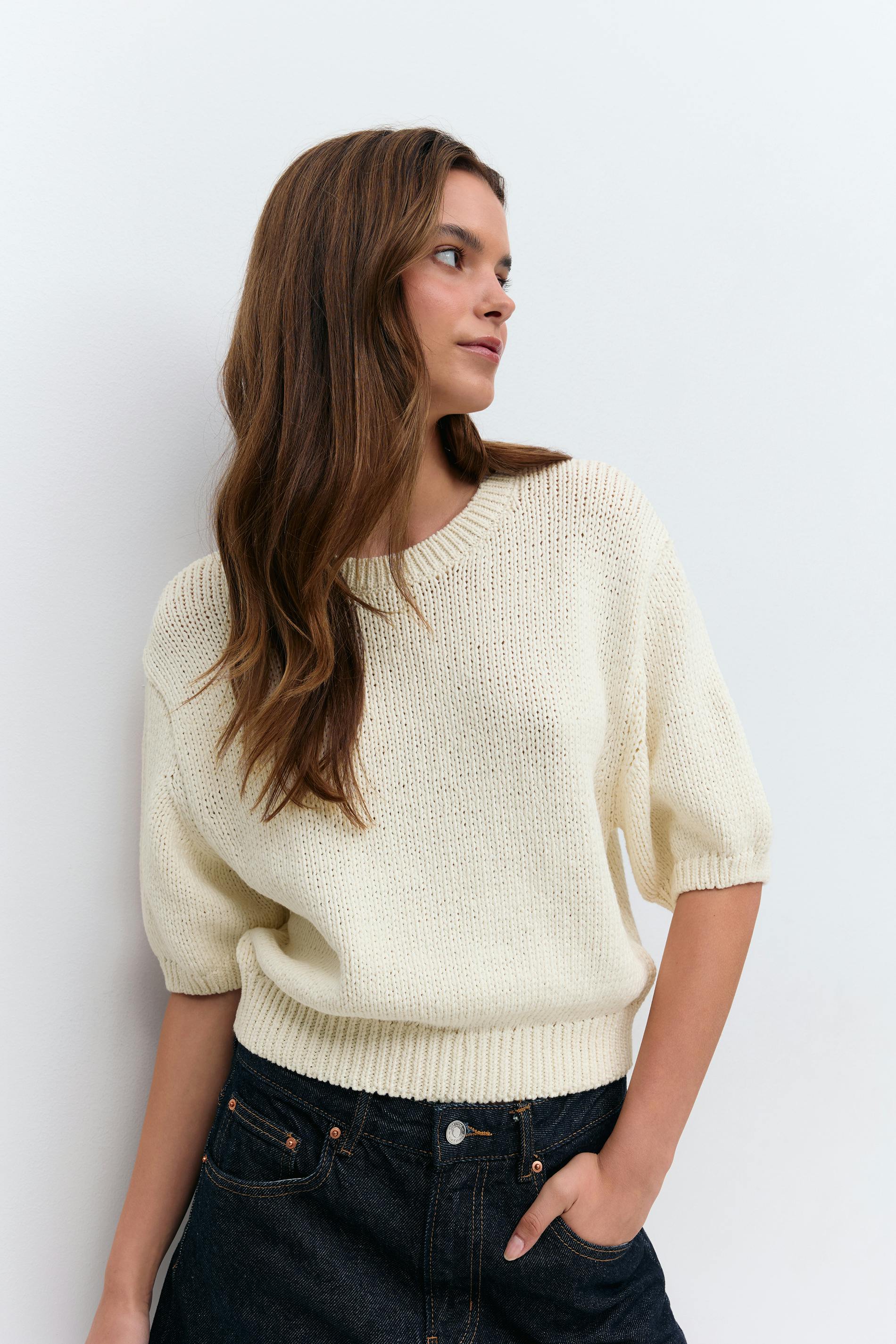 Läs mer om Gina Tricot - Knitted tape yarn top - Stickade tröjor med kort ärm - Vit - L - Dam