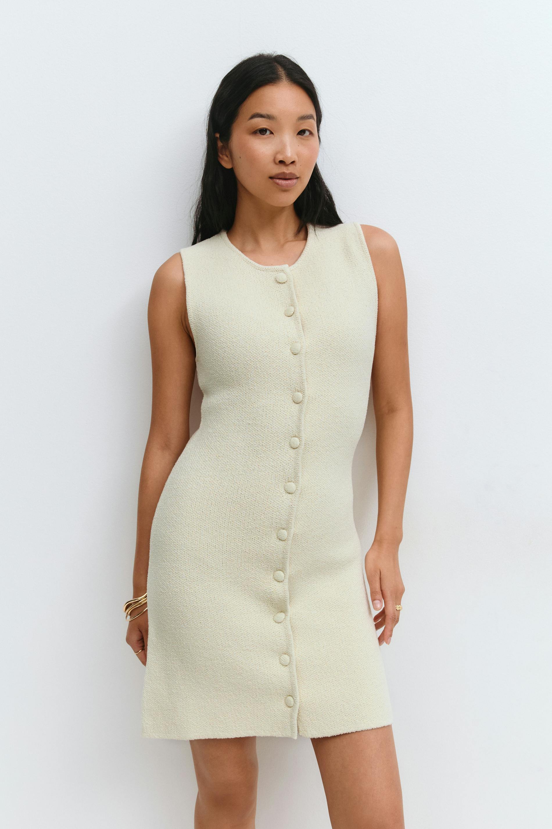 Läs mer om Gina Tricot - Knitted short vest dress - Stickade klänningar - Vit - M - Dam