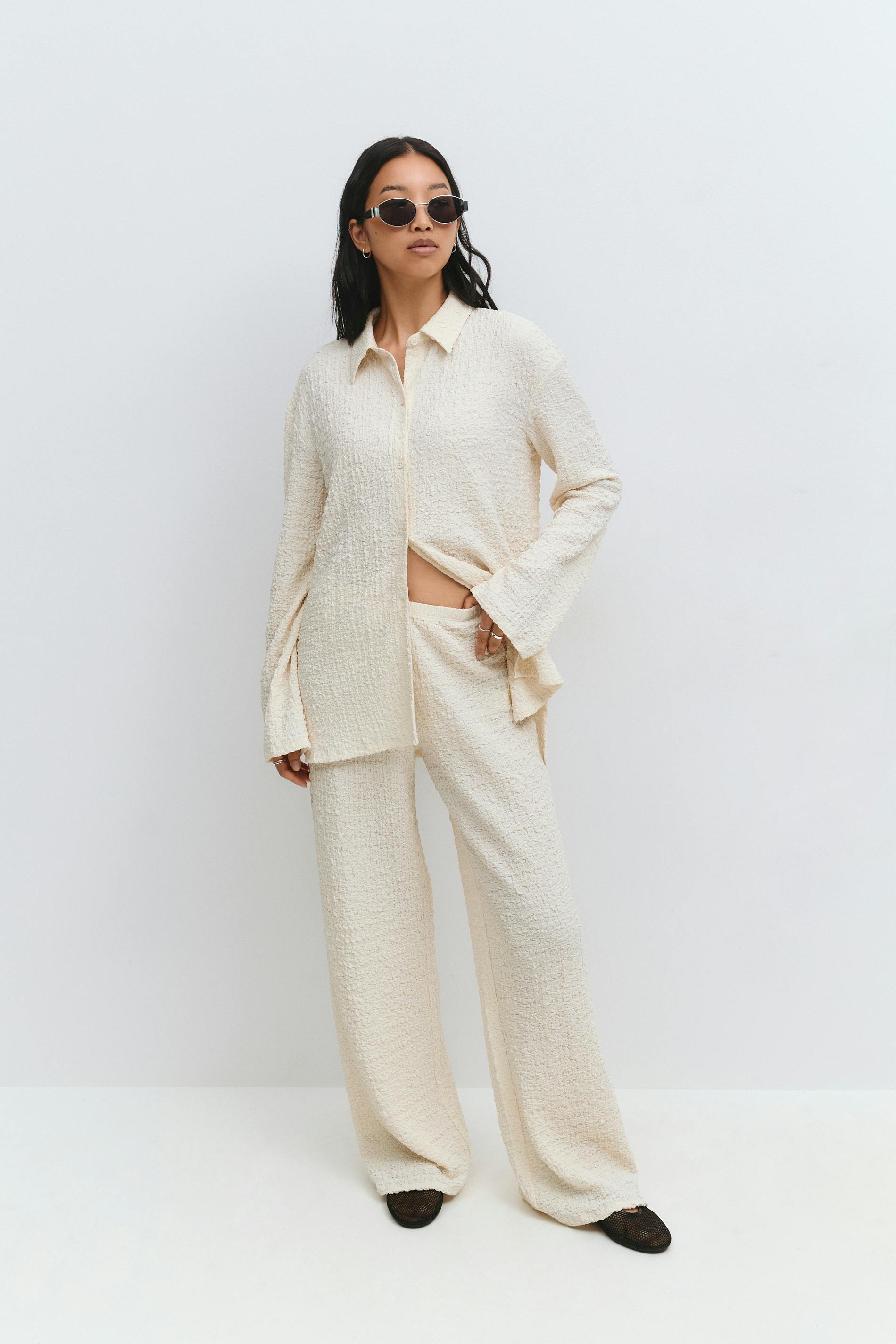 Läs mer om Gina Tricot - Textured trousers - raka byxor - Beige - XS - Dam