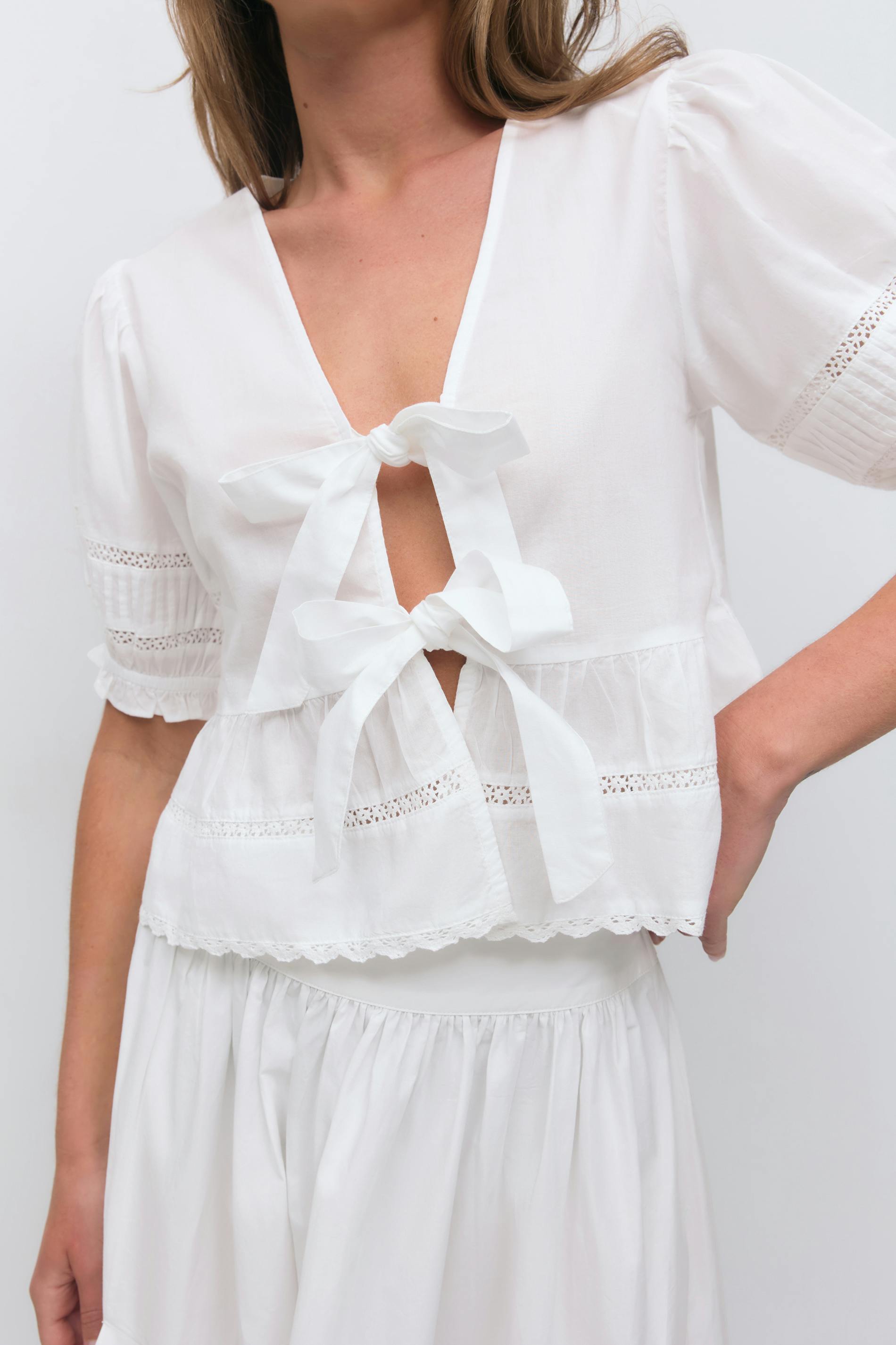 Läs mer om Gina Tricot - Tie blouse - knyttoppar - Vit - S - Dam