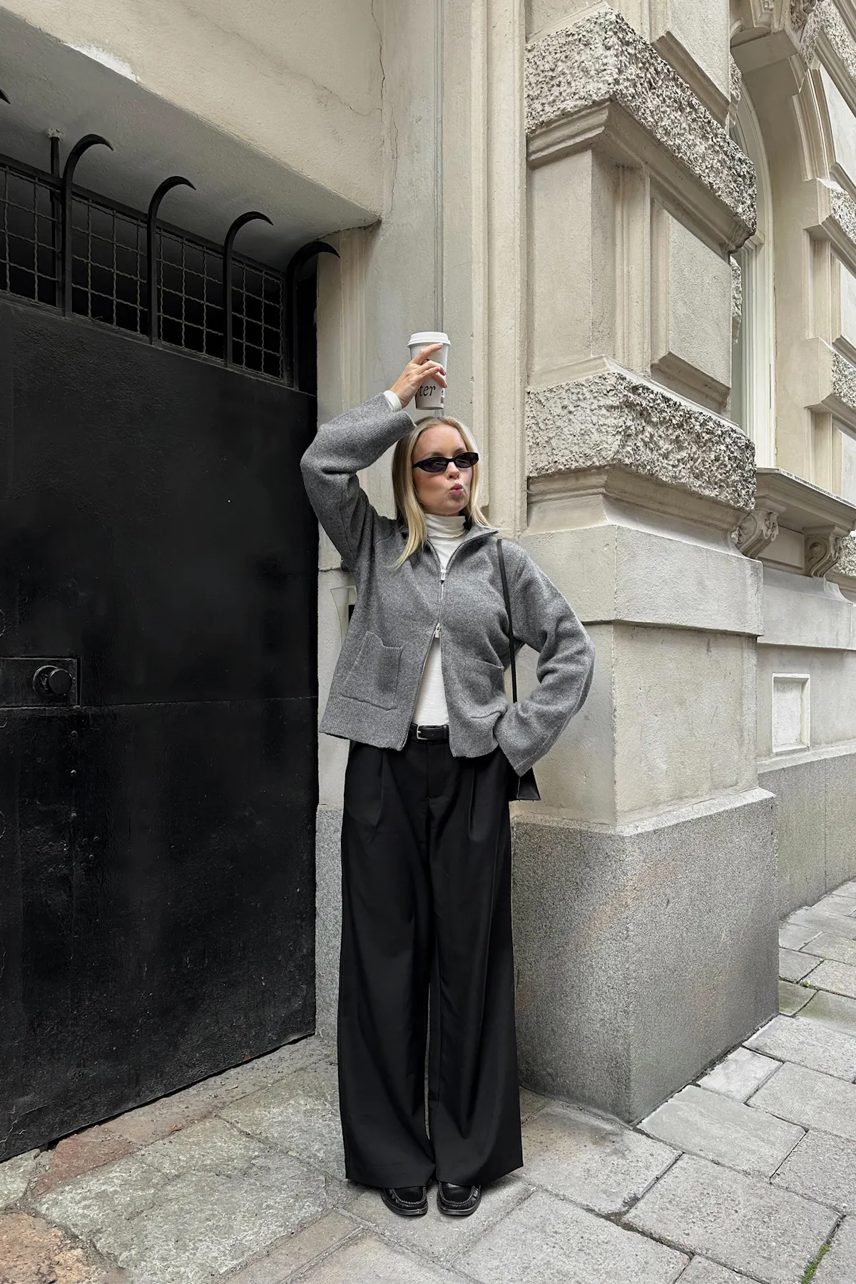 Mid wide pleated trousers — byxor med fickor från Gina Tricot