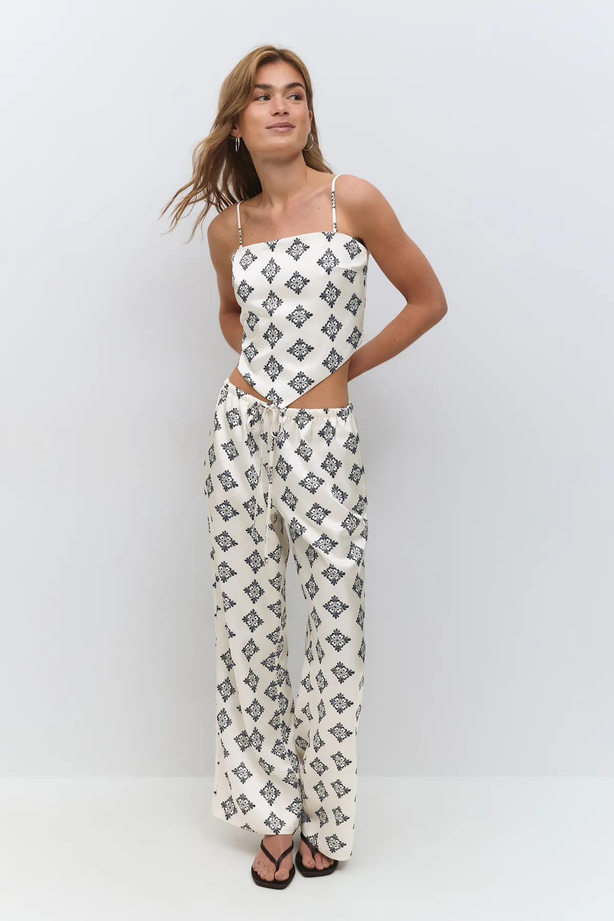 Drawstring satin trousers — byxor med fickor från Gina Tricot
