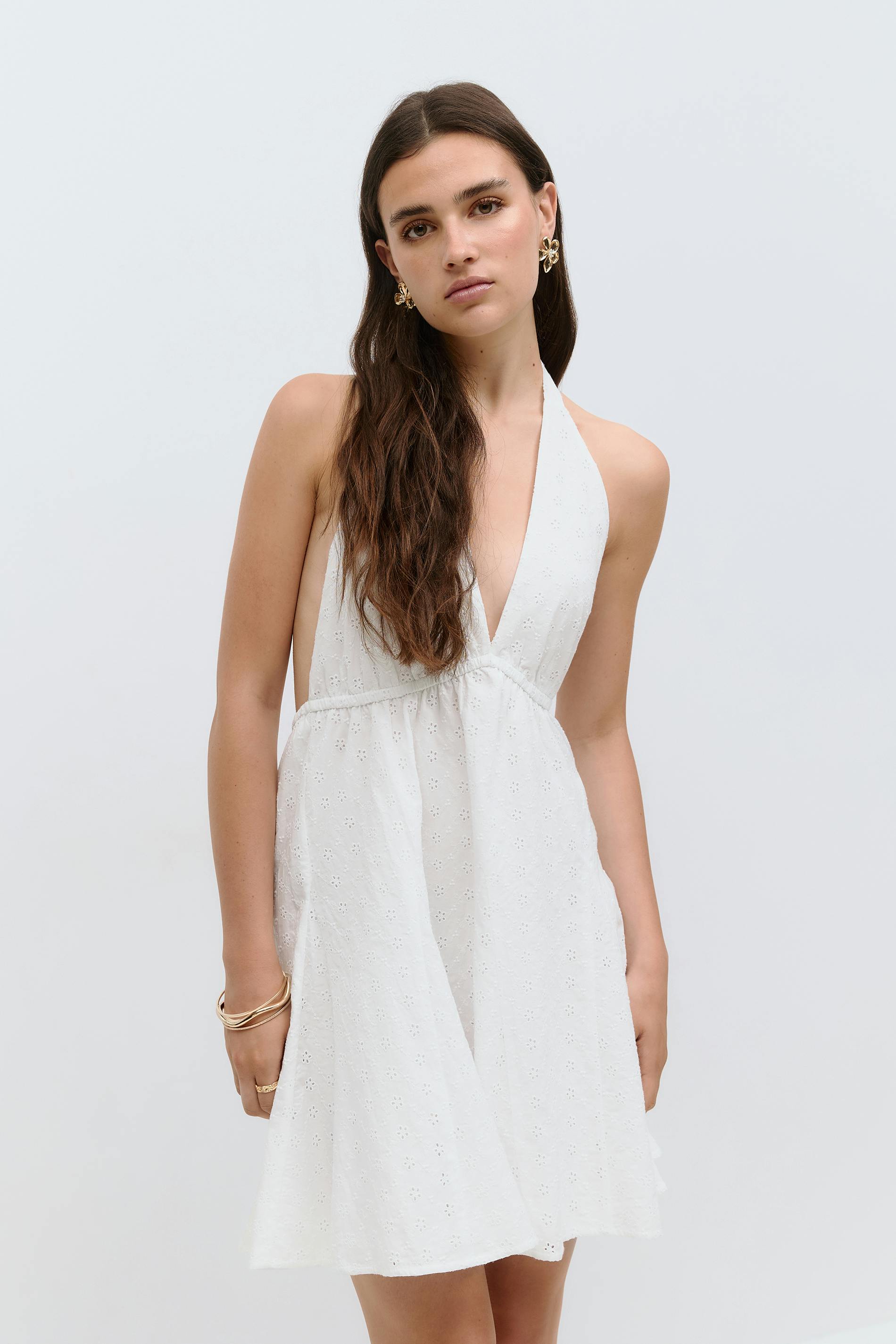 Läs mer om Gina Tricot - Broderie halterneck dress - miniklänningar - Vit - 38 - Dam