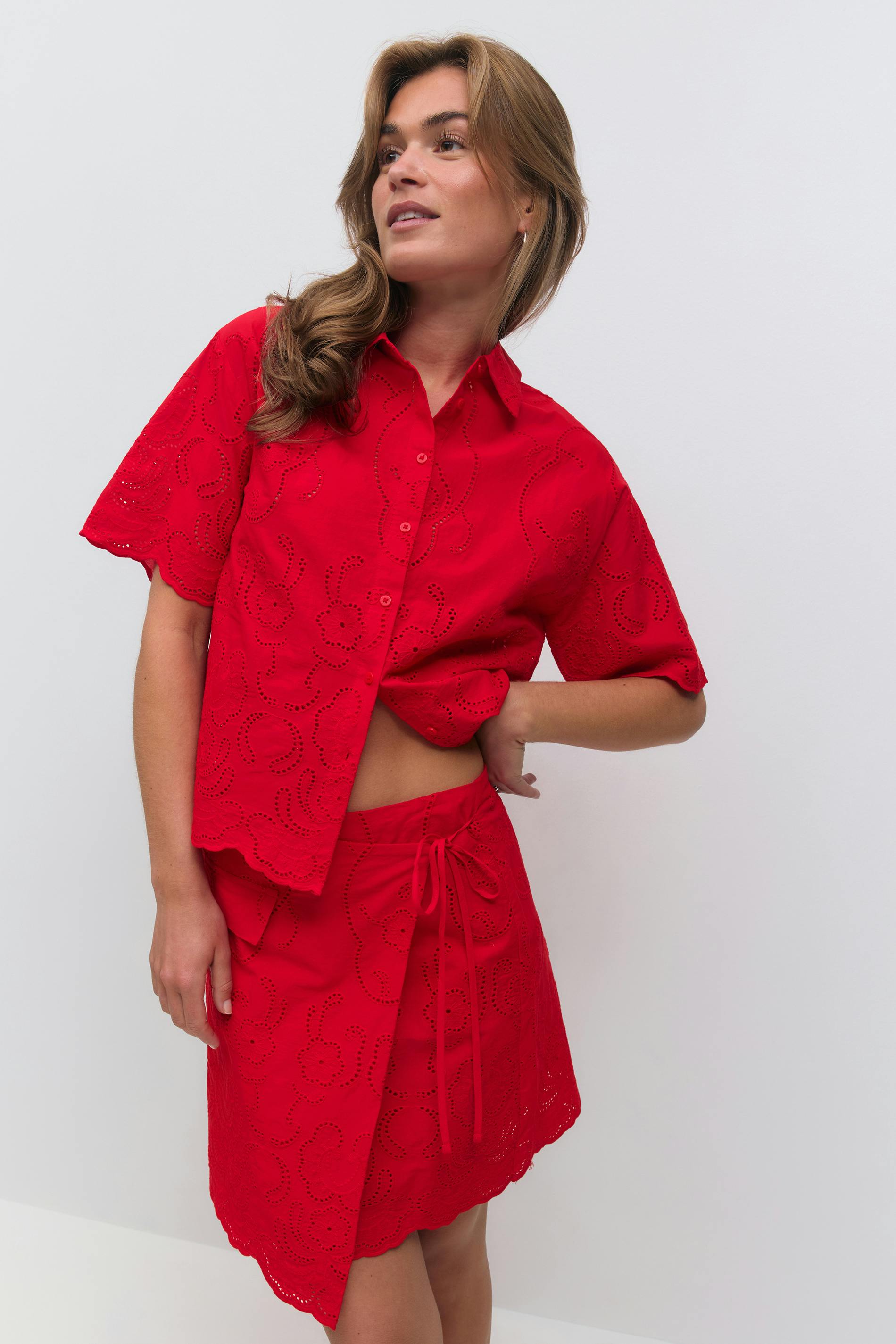 Läs mer om Gina Tricot - Broderie anglaise mini skirt - minikjolar - Röd - 34 - Dam