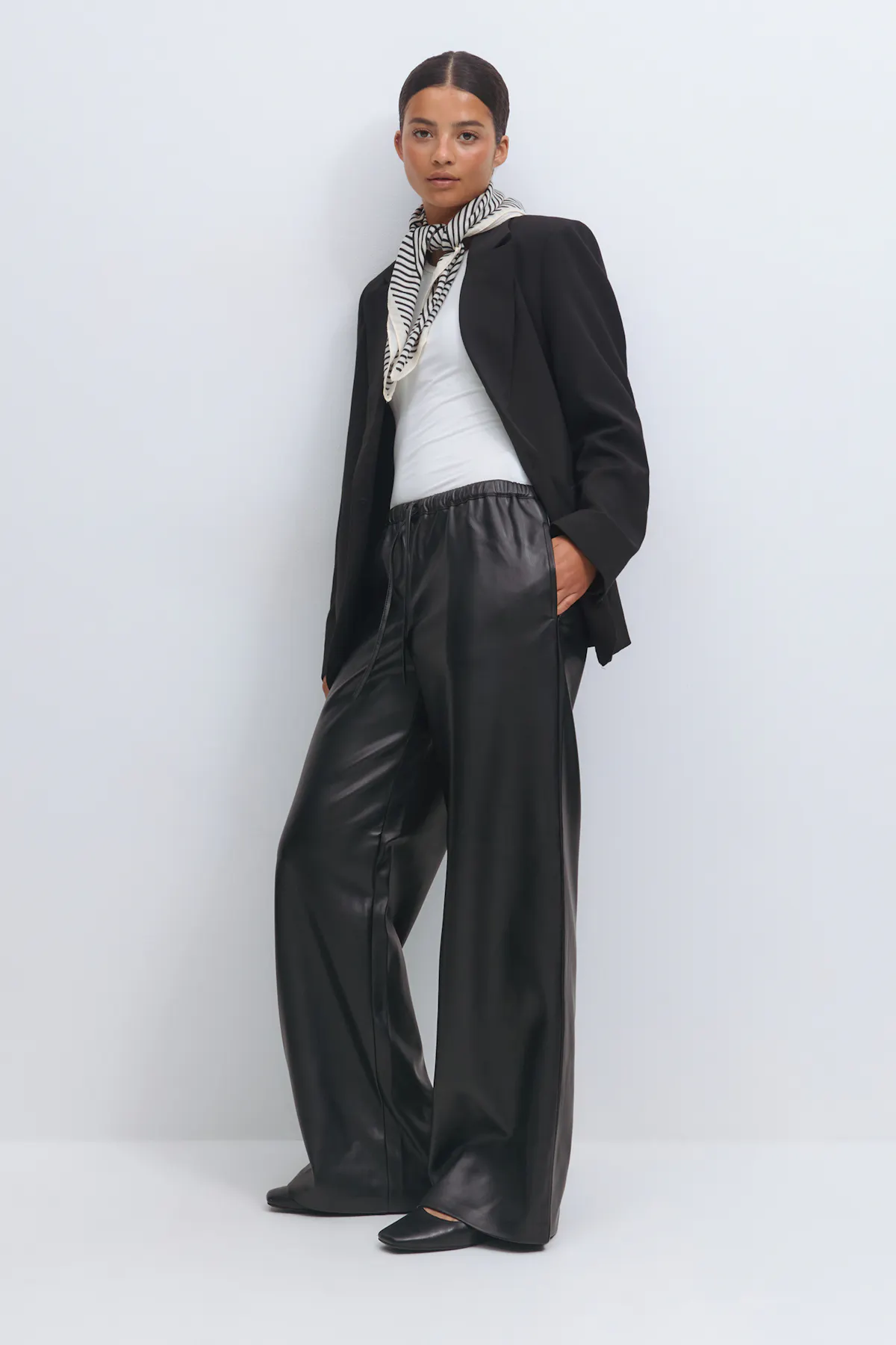 Wide drawstring pu trousers — byxor med fickor från Gina Tricot